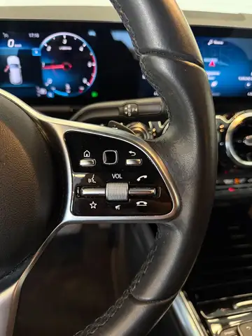 Mercedes-Benz GLA view 17