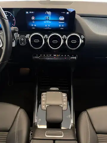 Mercedes-Benz GLA view 23