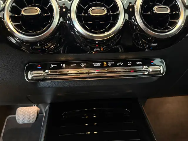 Mercedes-Benz GLA view 24