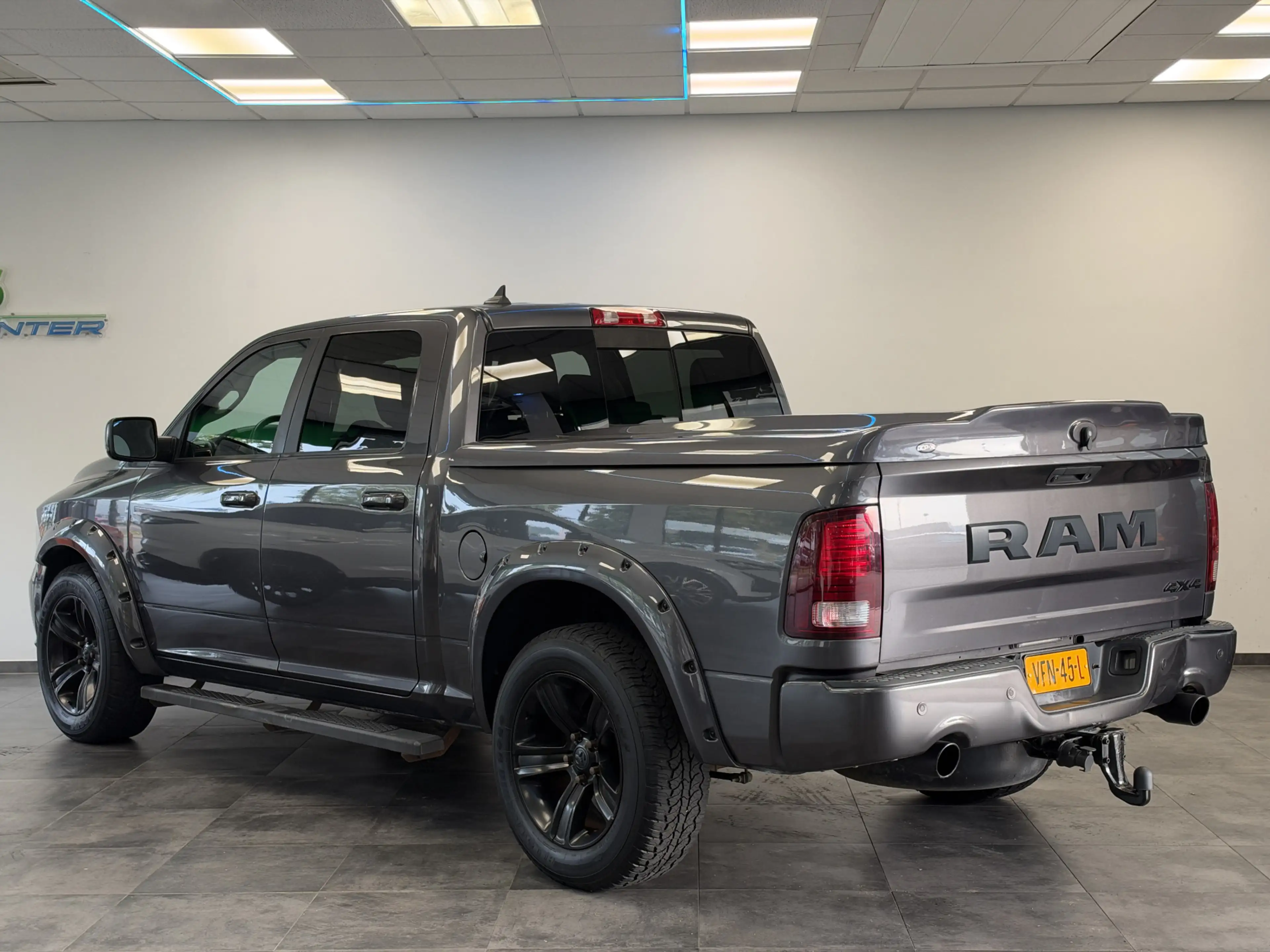 Dodge RAM 1500 5.7 V8 4x4 Crew Cab Sport Sidesteps Alpine So — photo 3