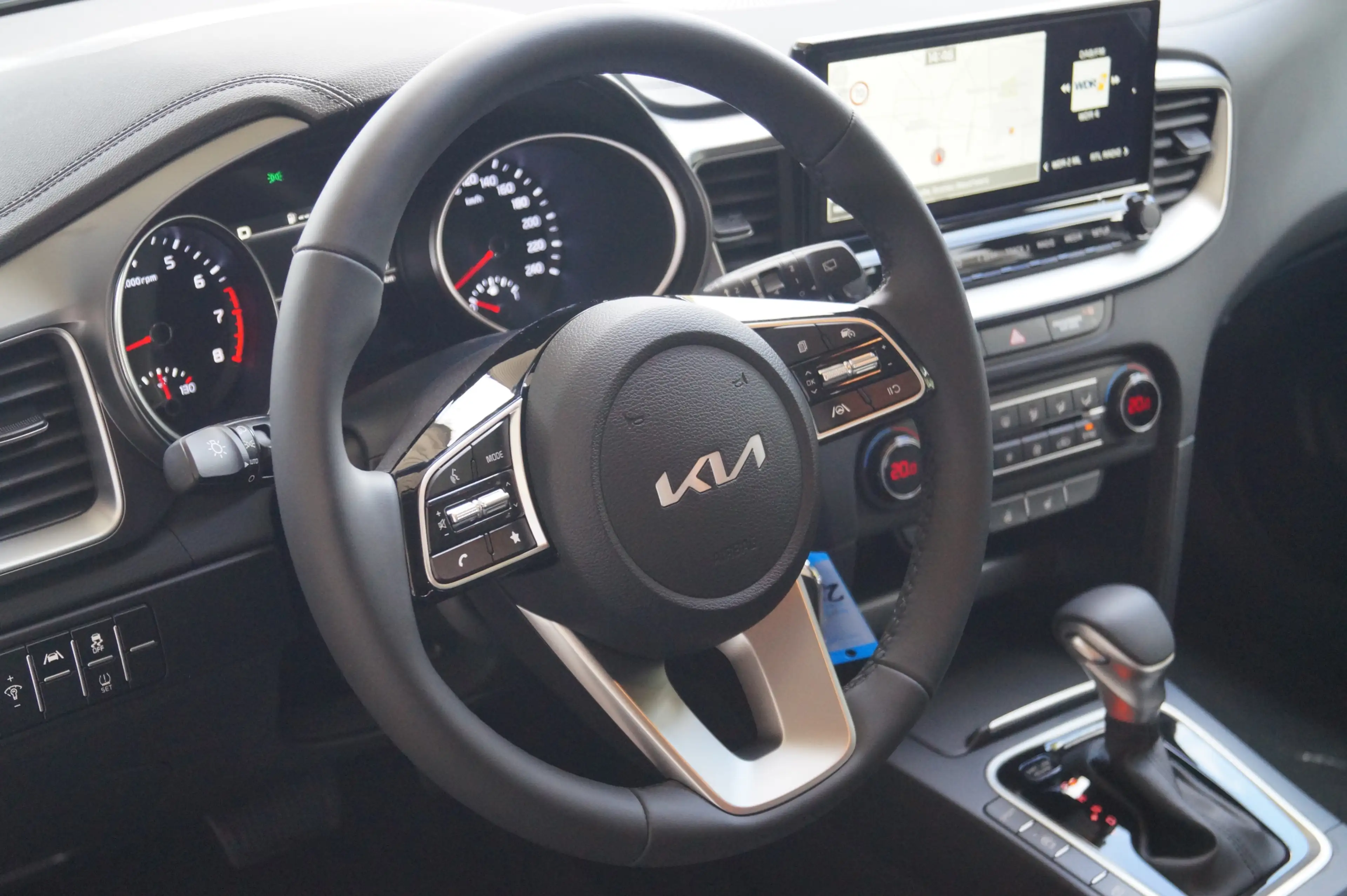 Kia XCeed 1.6 T-GDI Vision AUT-NAVI-LED-SHZG-PDC- — photo 11