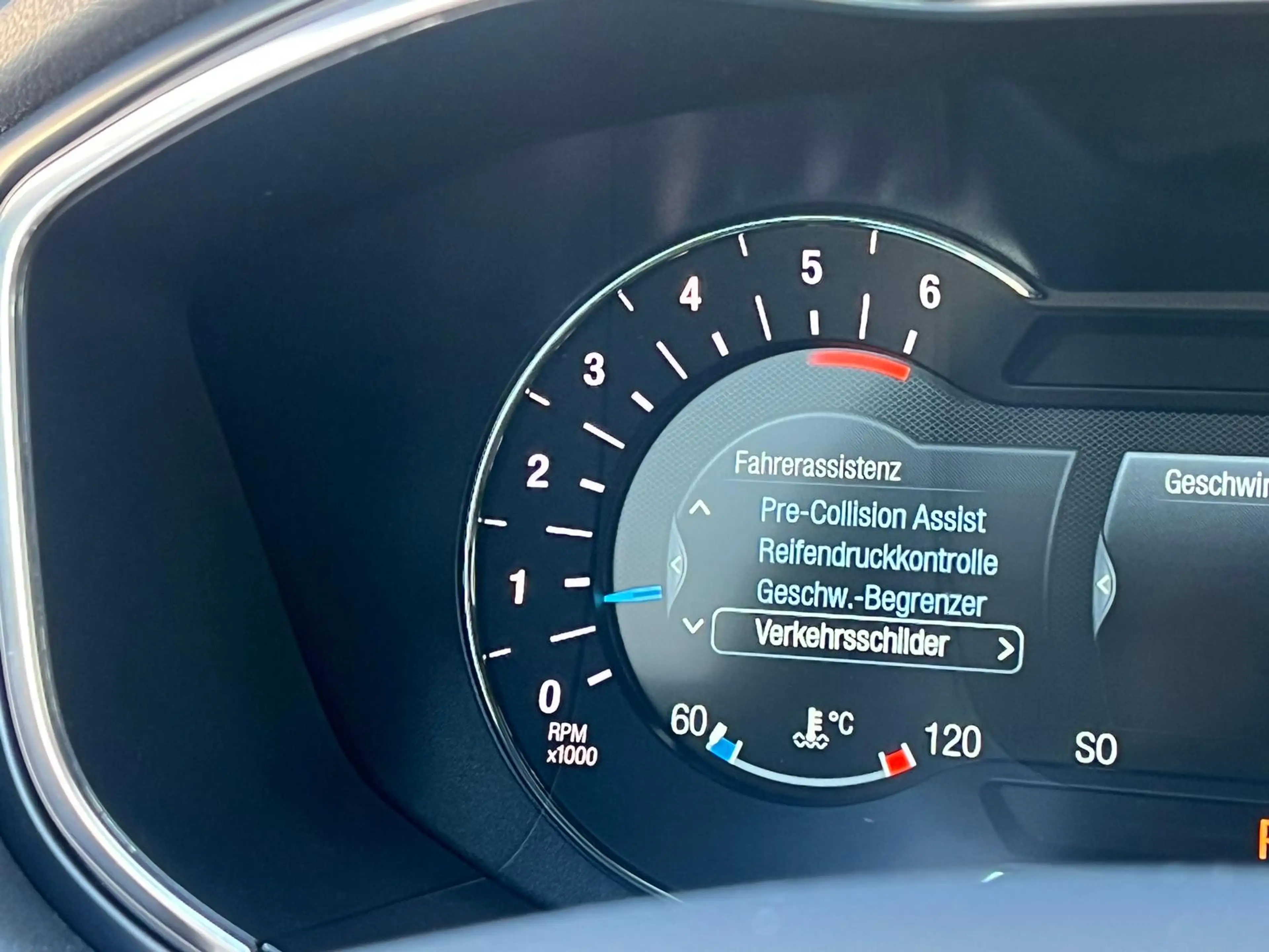 Ford Mondeo 2.0 EcoBlue Titanium AWD +AHK+CAM+LED+ — photo 13