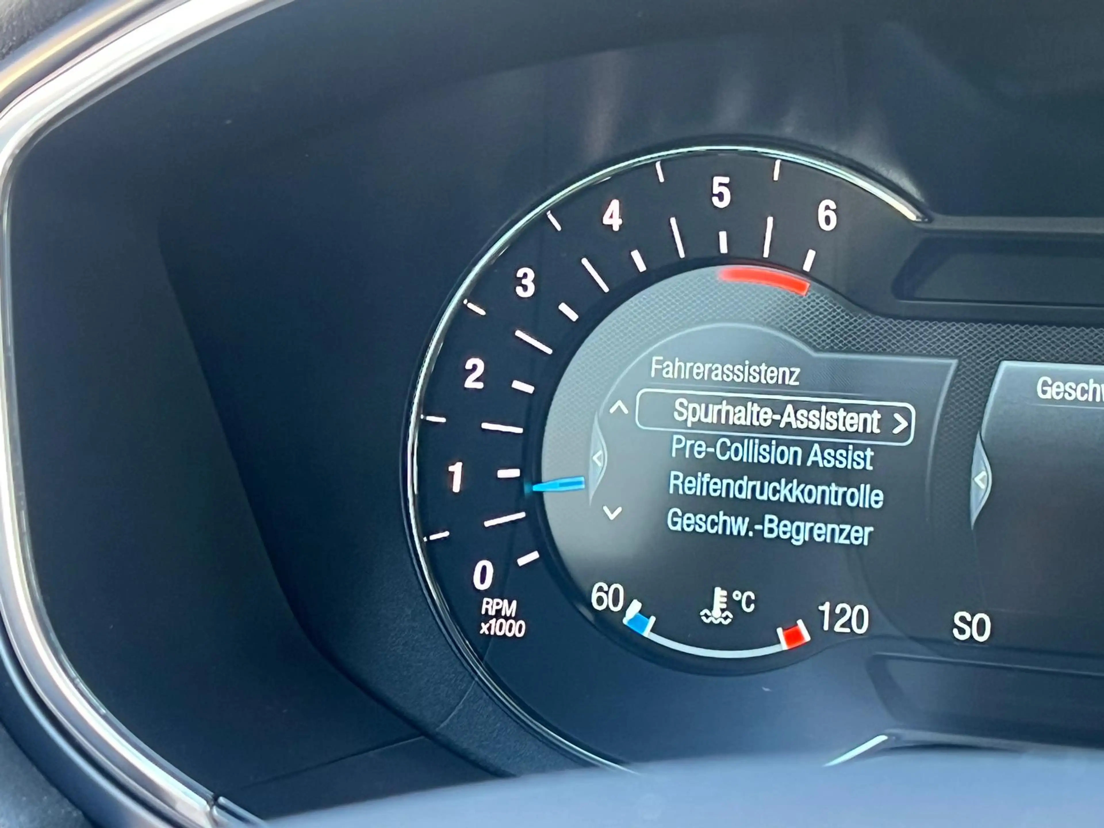 Ford Mondeo 2.0 EcoBlue Titanium AWD +AHK+CAM+LED+ — photo 11