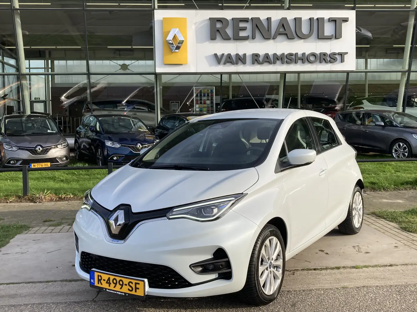 Renault ZOE E-Tech Electric R135 Intens 50 kWh (KoopBatterij) Wit - 1