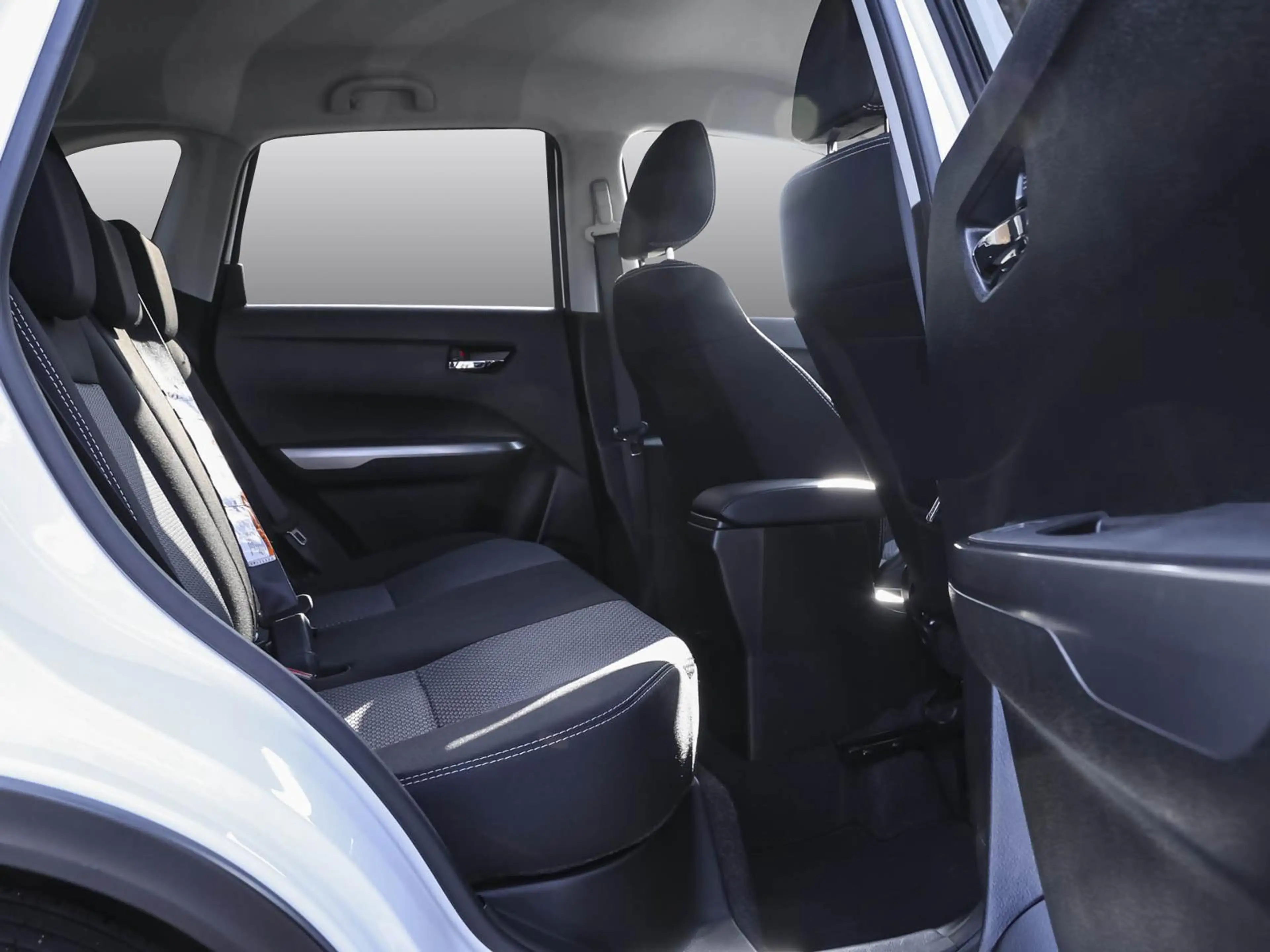 Suzuki Vitara 1.4 DITC HYBRID 4x2 Comfort SHZ PDC KLIMA — photo 4