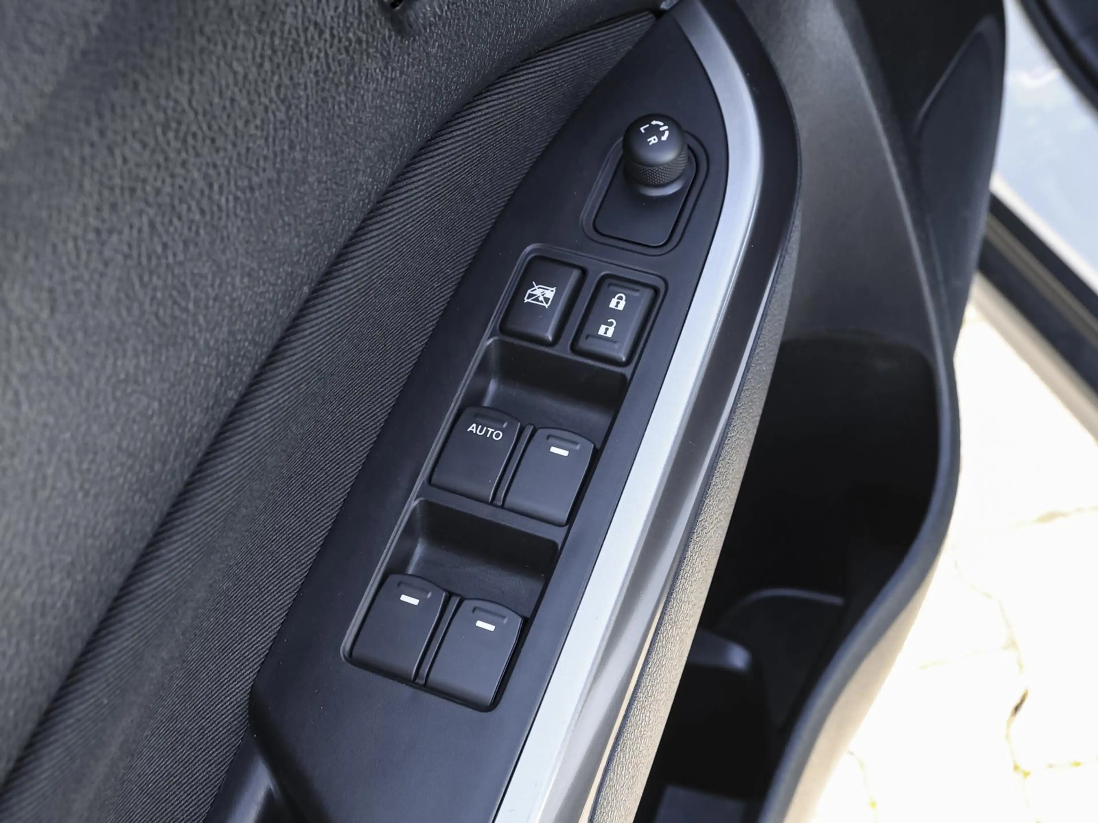 Suzuki Vitara 1.4 DITC HYBRID 4x2 Comfort SHZ PDC KLIMA — photo 9