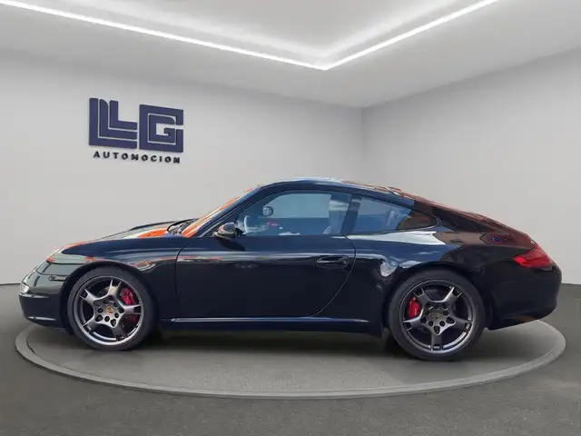 Porsche 911 view 8