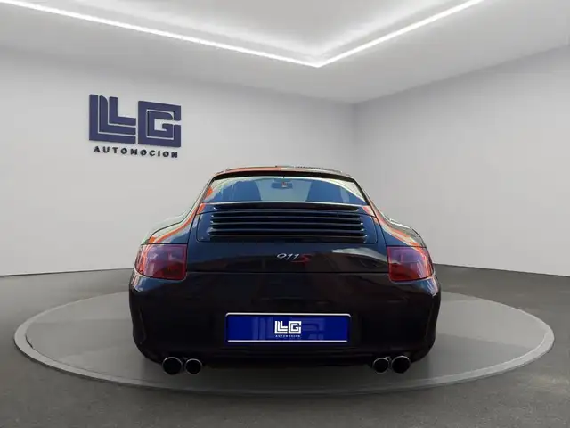 Porsche 911 view 6