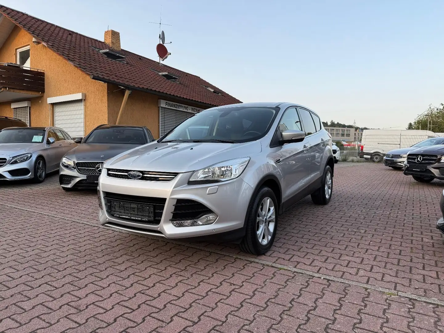 Ford Kuga Titanium AHK+TEMP+SHZ+KEYLESS+el.HECKKLAPPE Silber - 1