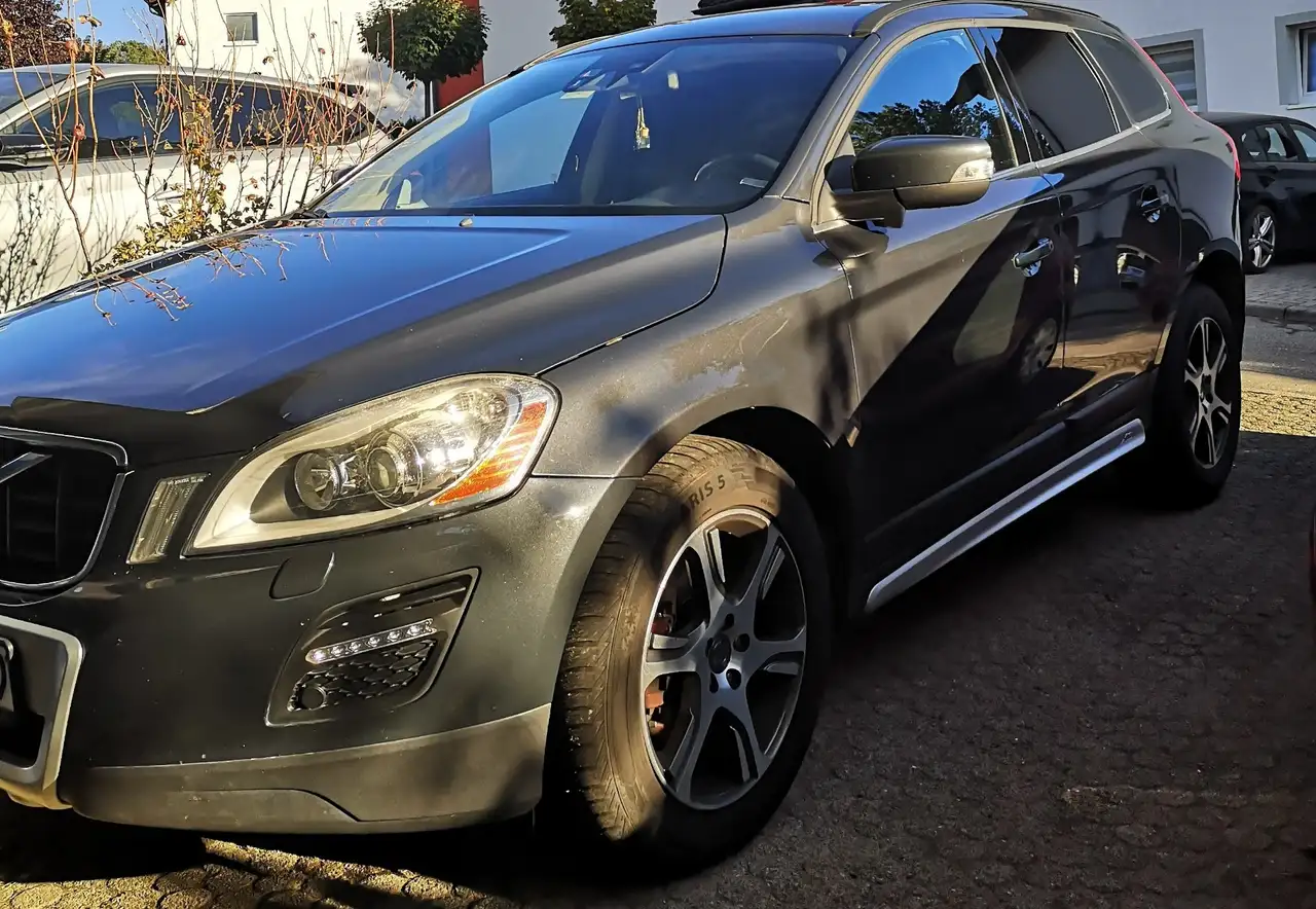 Volvo XC60 Momentum AWD — photo 1 of 11