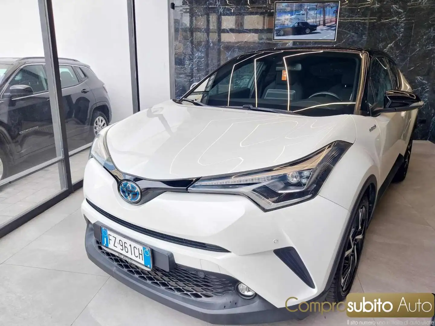 Toyota C-HR 1.8 Hybrid E-CVT Lounge Bianco - 2