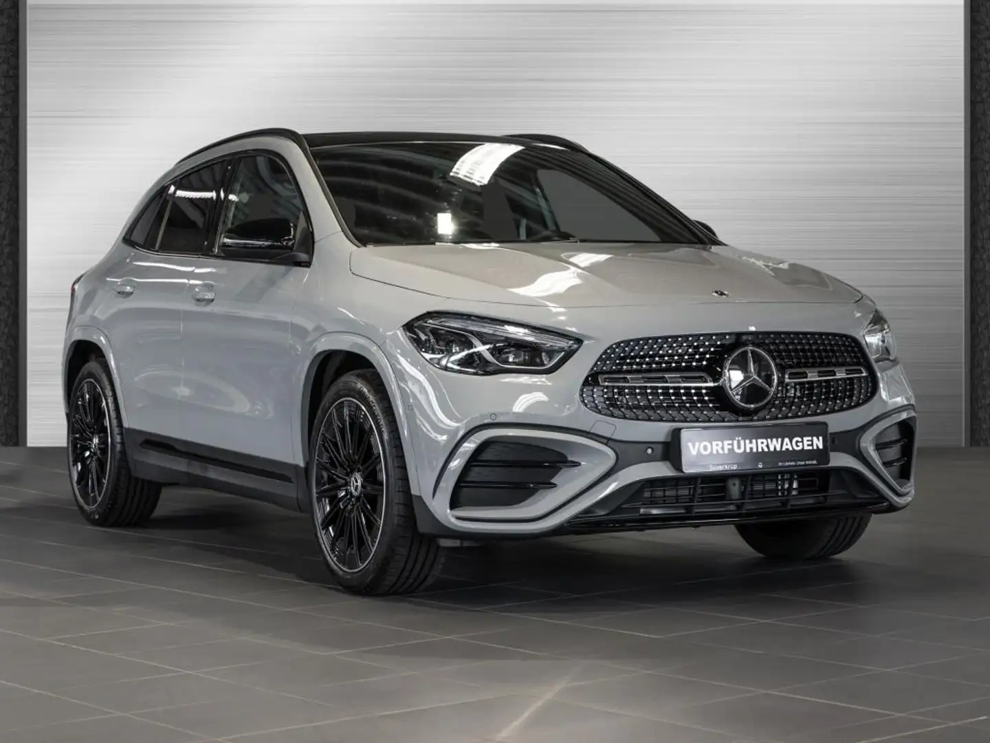Mercedes-Benz GLA 200 AMG NIGHT MULTI AHK DISTR KAMERA PANO Grau - 2