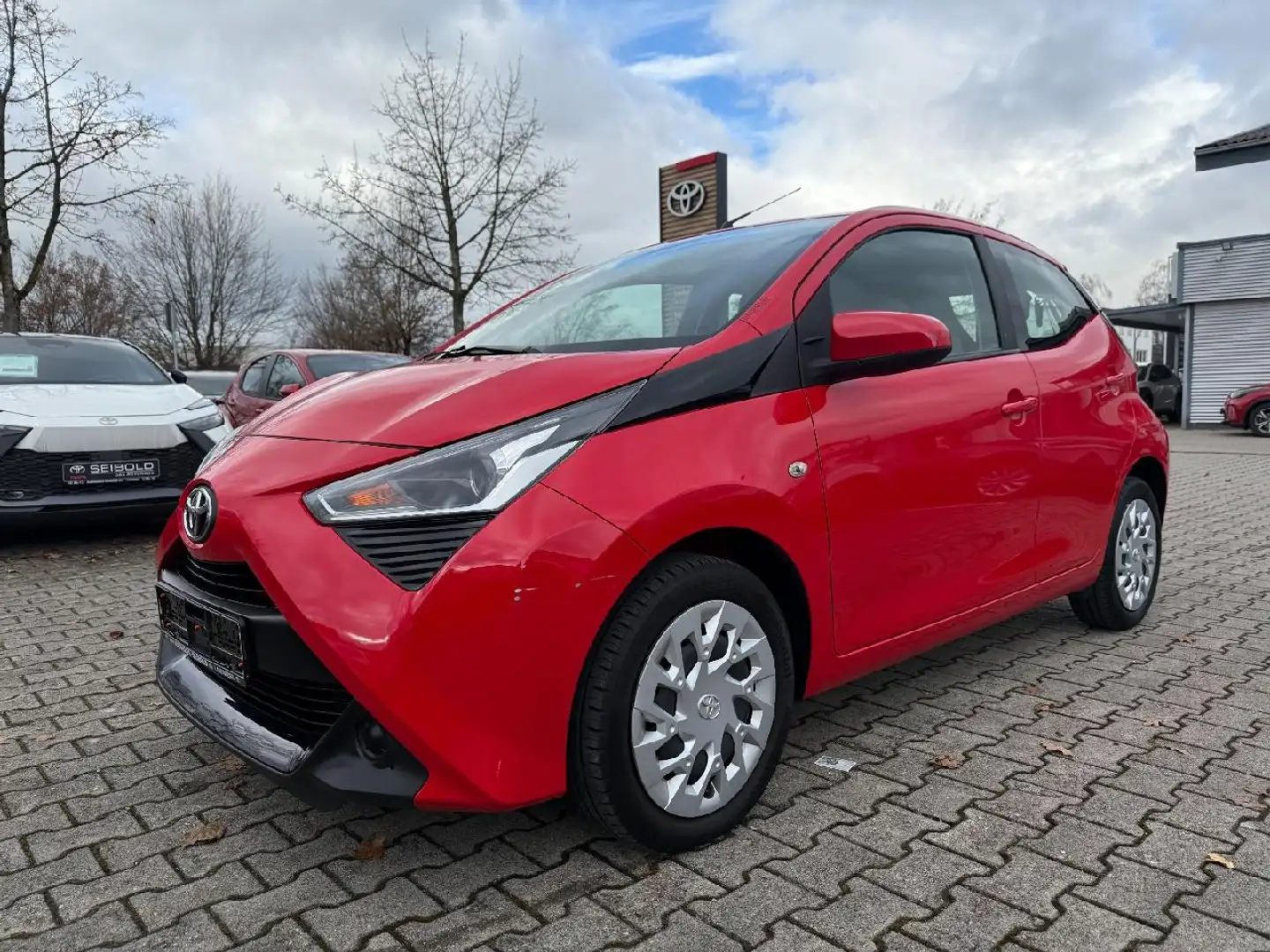 Toyota Aygo x-play *wie neu! Rot - 2