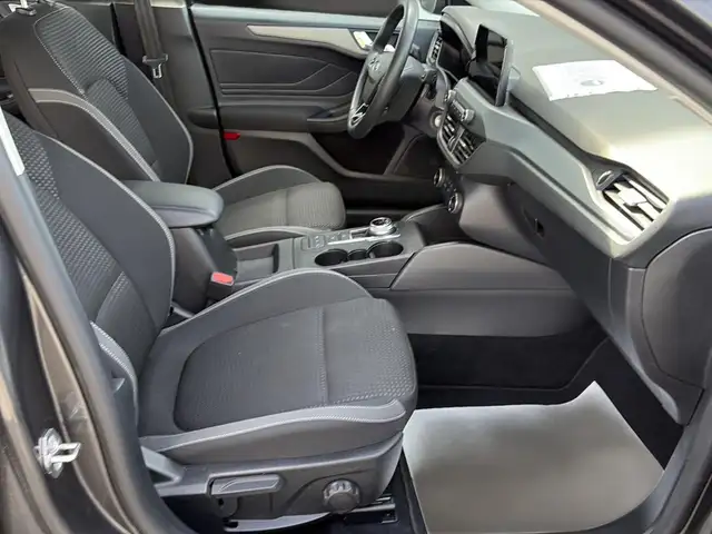 Ford Focus view 13