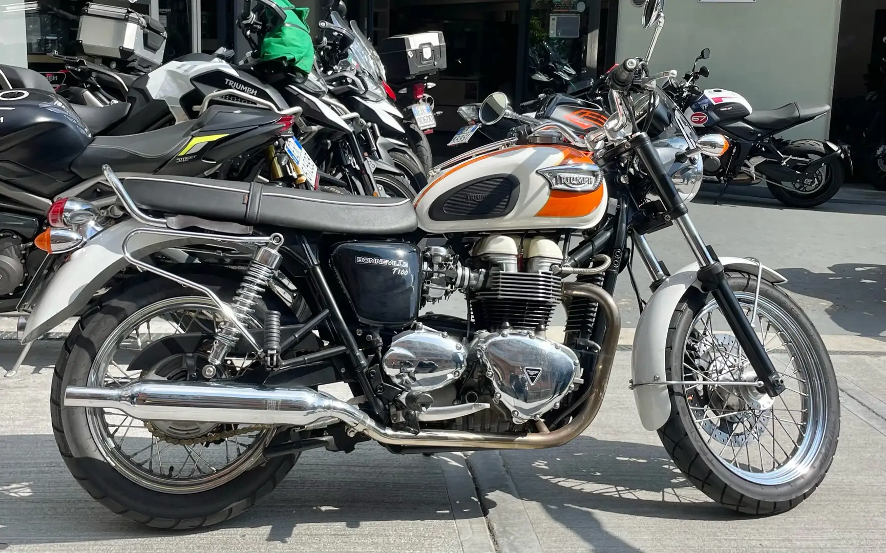 Triumph Bonneville T100 - 1