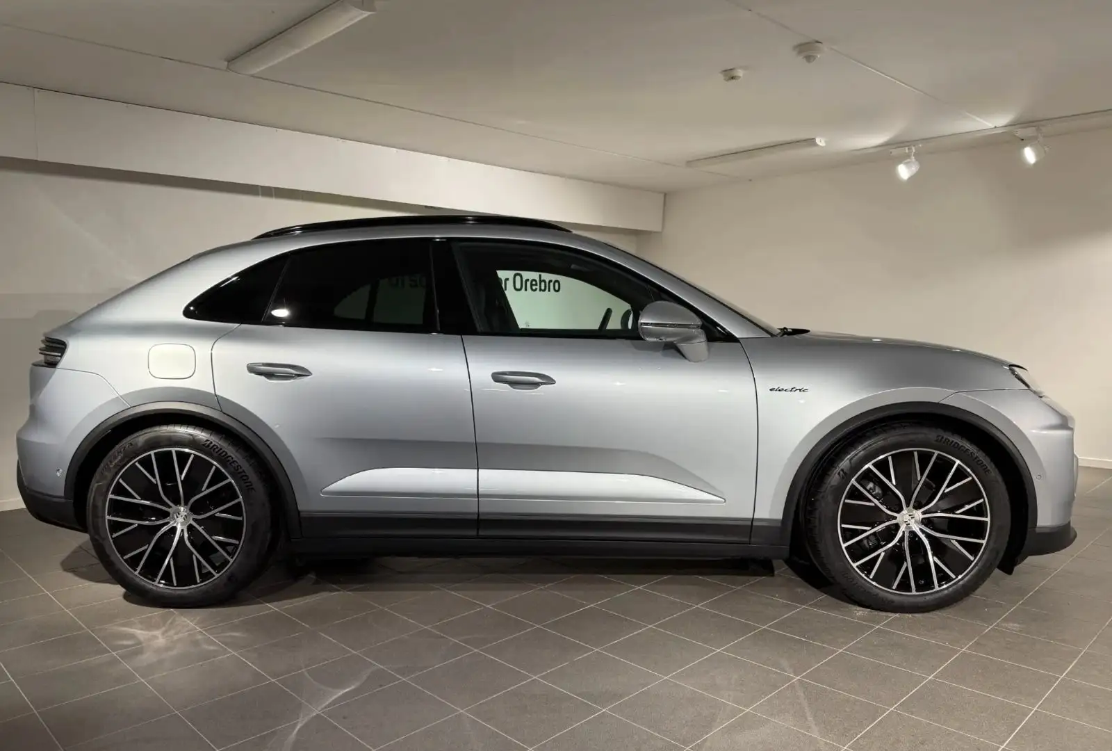 Porsche Macan Electric Silber - 2