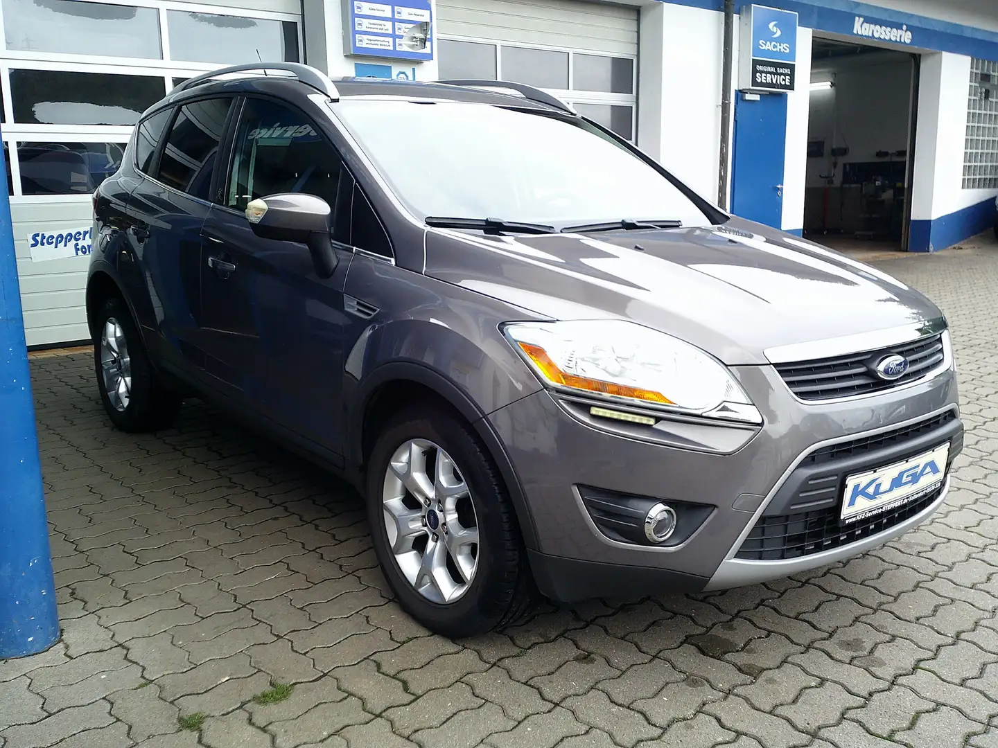 Ford Kuga 2.0 TDCi 2x4 Champions Edition  AHK Braun - 2