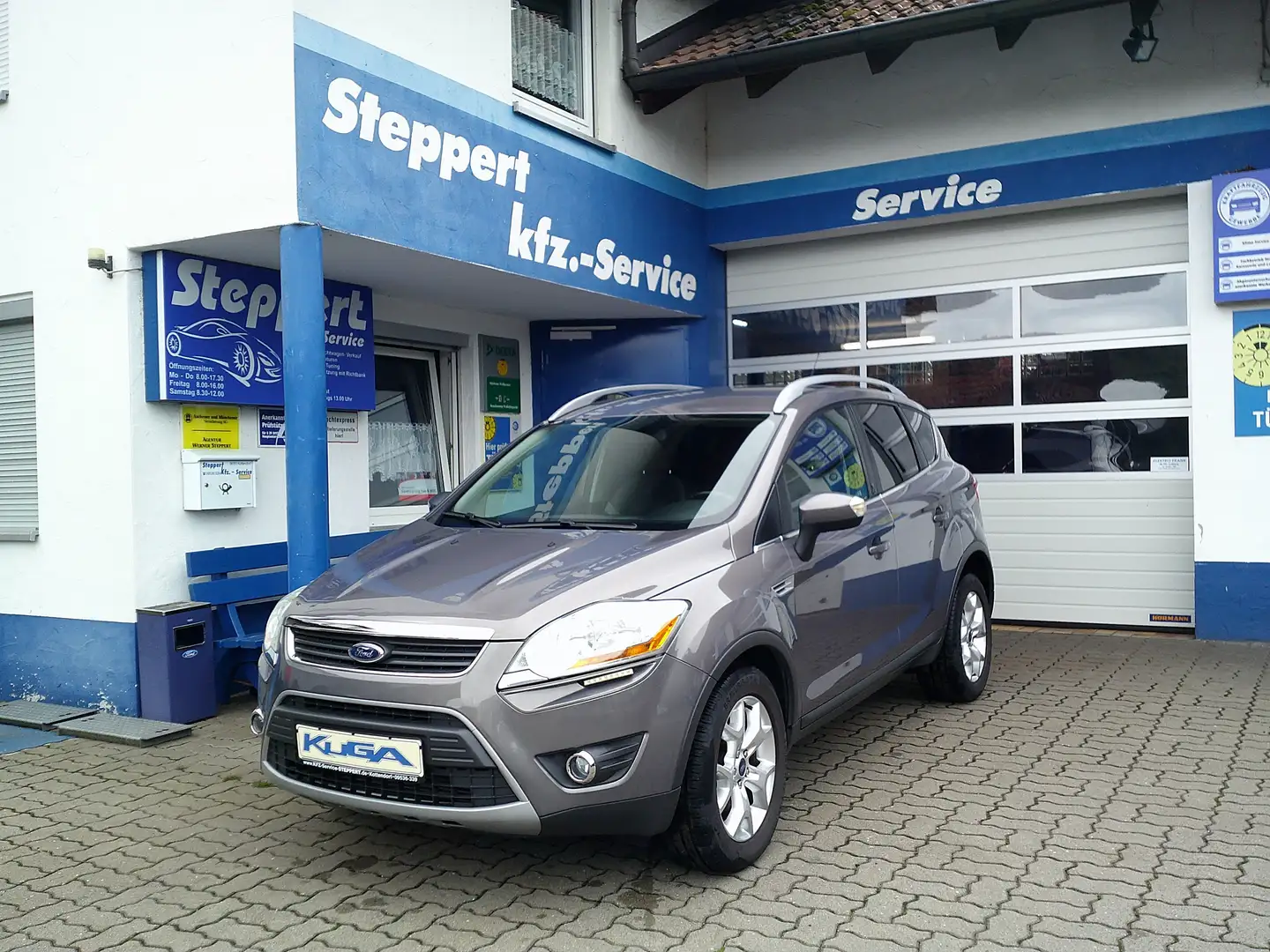 Ford Kuga 2.0 TDCi 2x4 Champions Edition  AHK Braun - 1