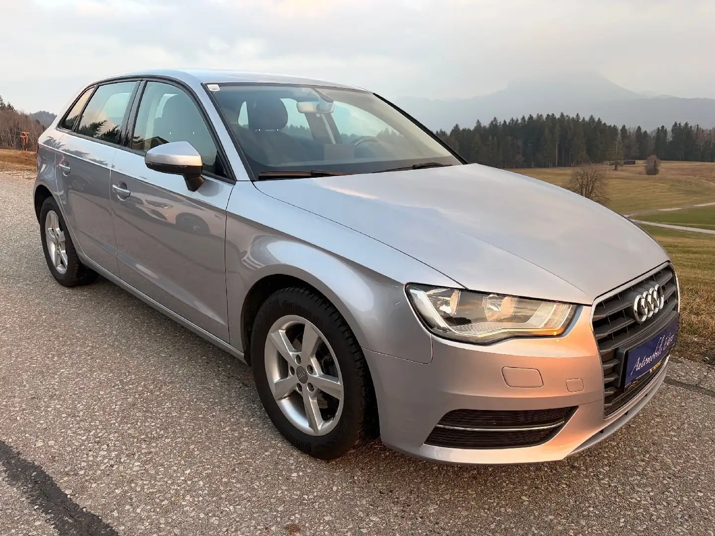 Audi A3 1.2 TFSI, Sportback Attraction, Navi, 8-f. bereift Silber - 2