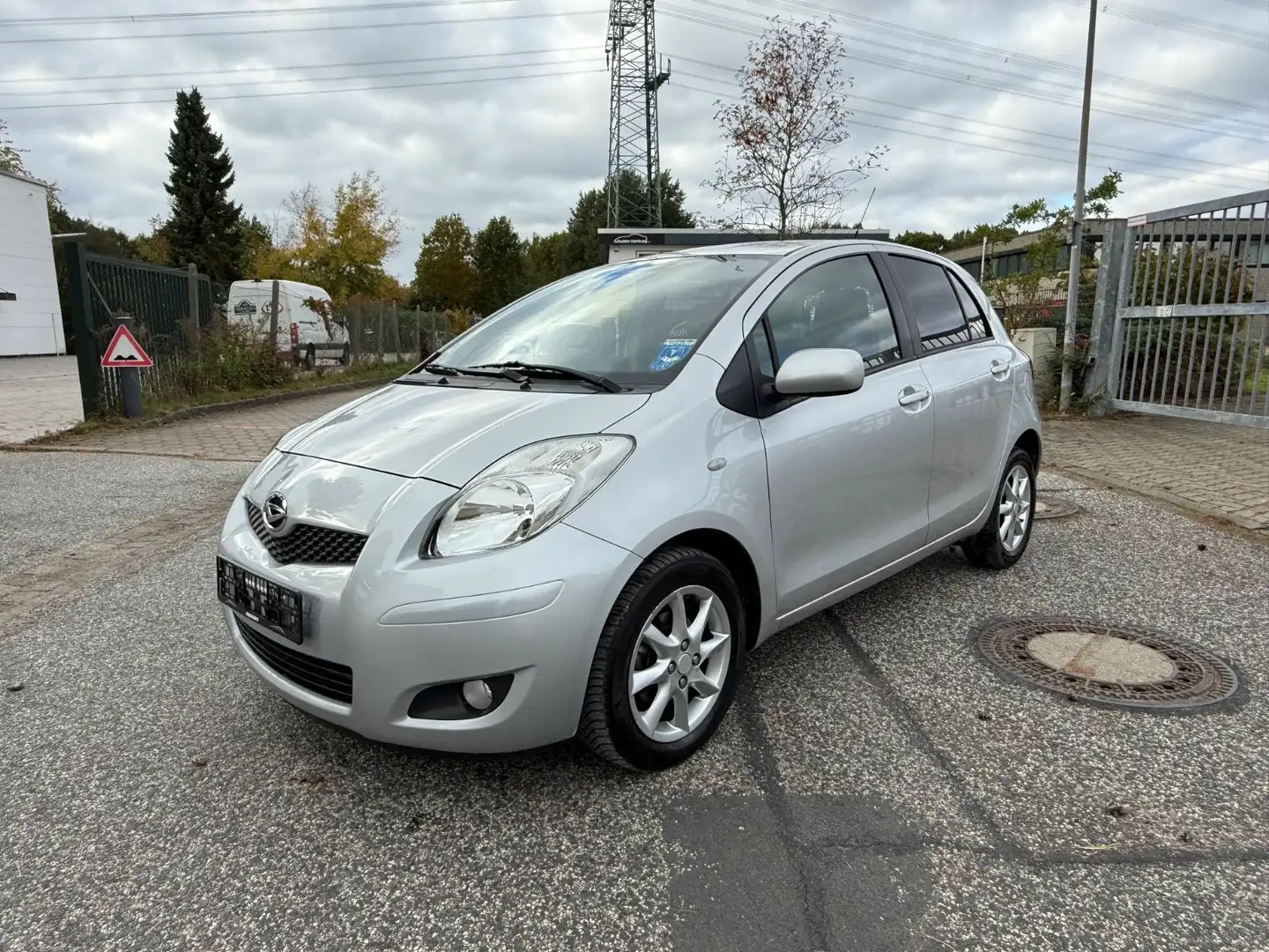 Daihatsu Charade 1.3 M-MT Yaris AUTOMATIK 1 HAND Silber - 1