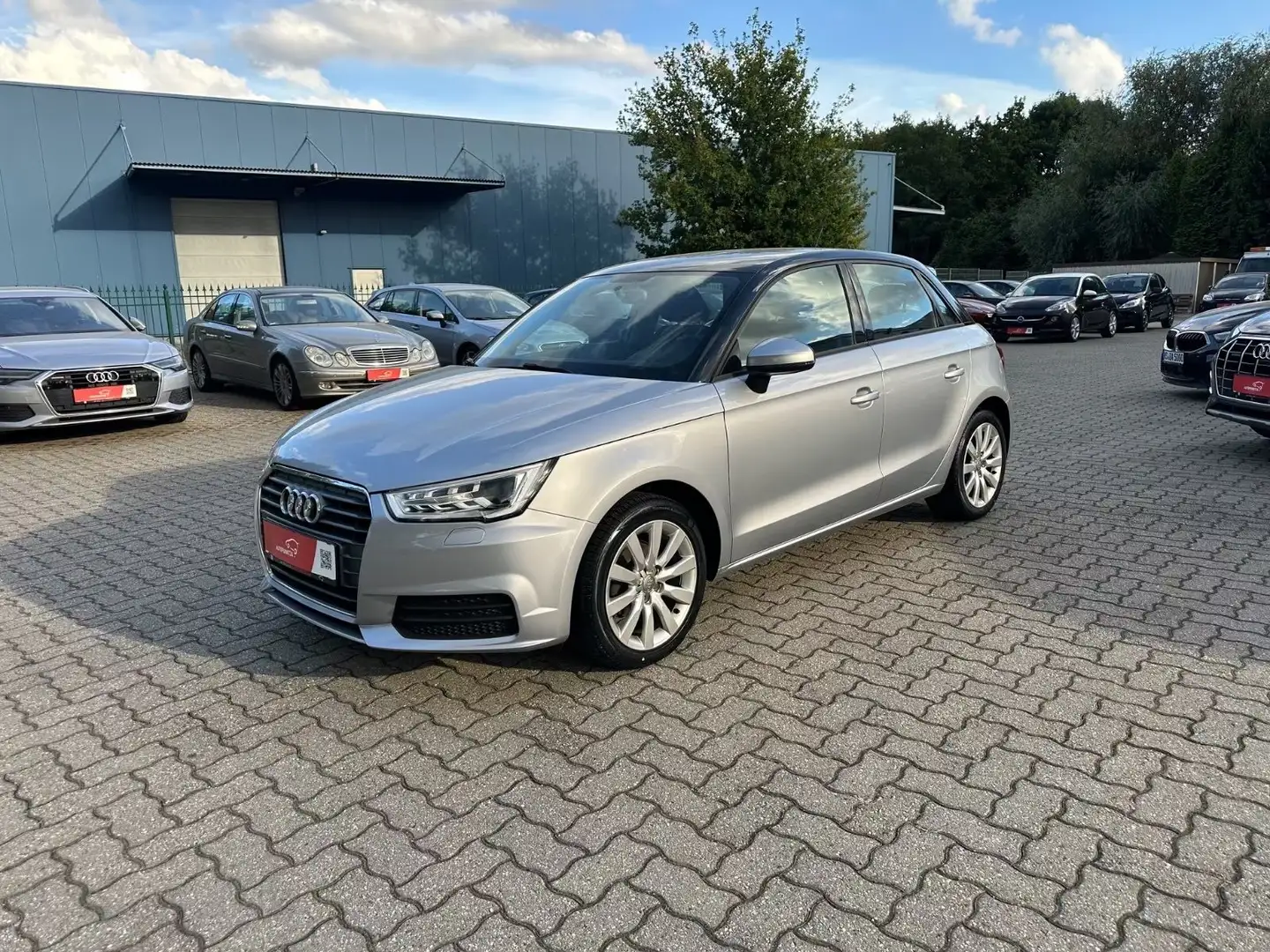 Audi A1 1.0 TFSI  Sportback Bi-Xen Navi SHZ Temp PDC Silber - 1