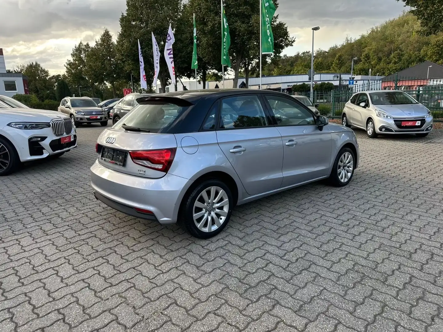 Audi A1 1.0 TFSI  Sportback Bi-Xen Navi SHZ Temp PDC Silber - 2