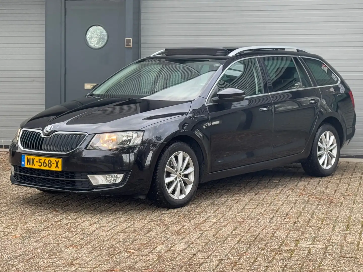 Skoda Octavia Combi 1.6 TDI Greentech Ambition Business Zwart - 1