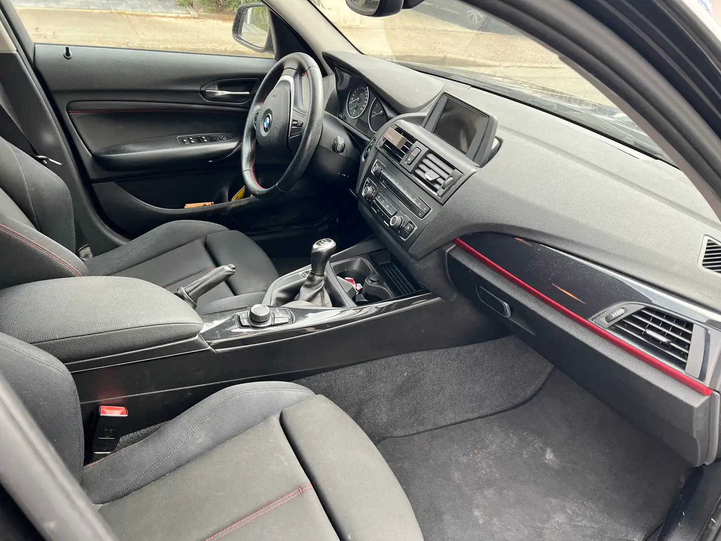 BMW 116 1er (5-Türer) 116i Sport Line Schwarz - 2