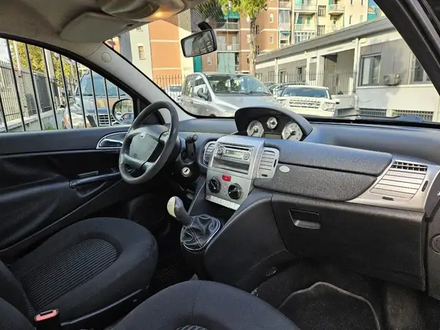 Lancia Ypsilon view 9