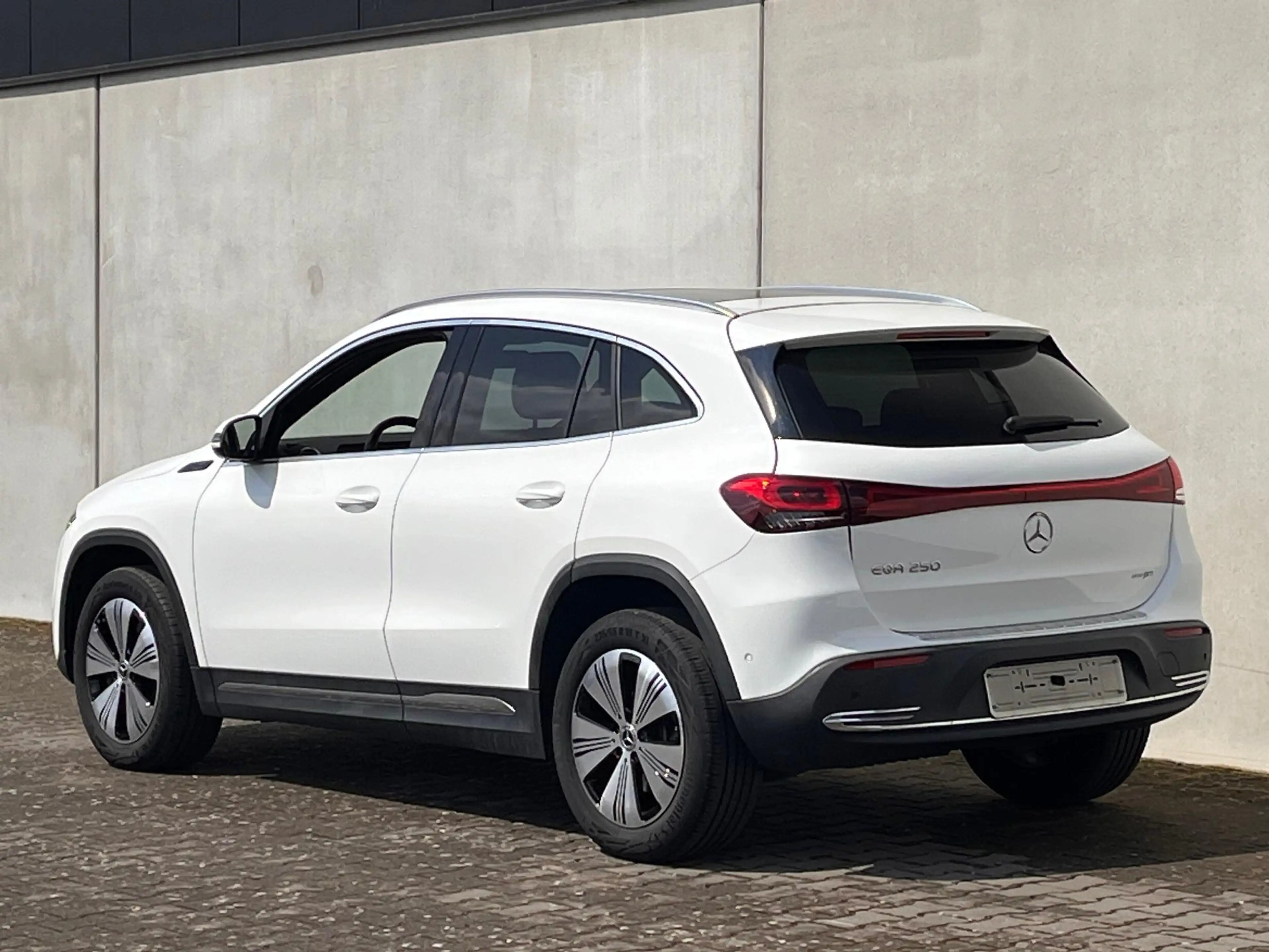 Mercedes-Benz EQA 250 met panoramadak — photo 2