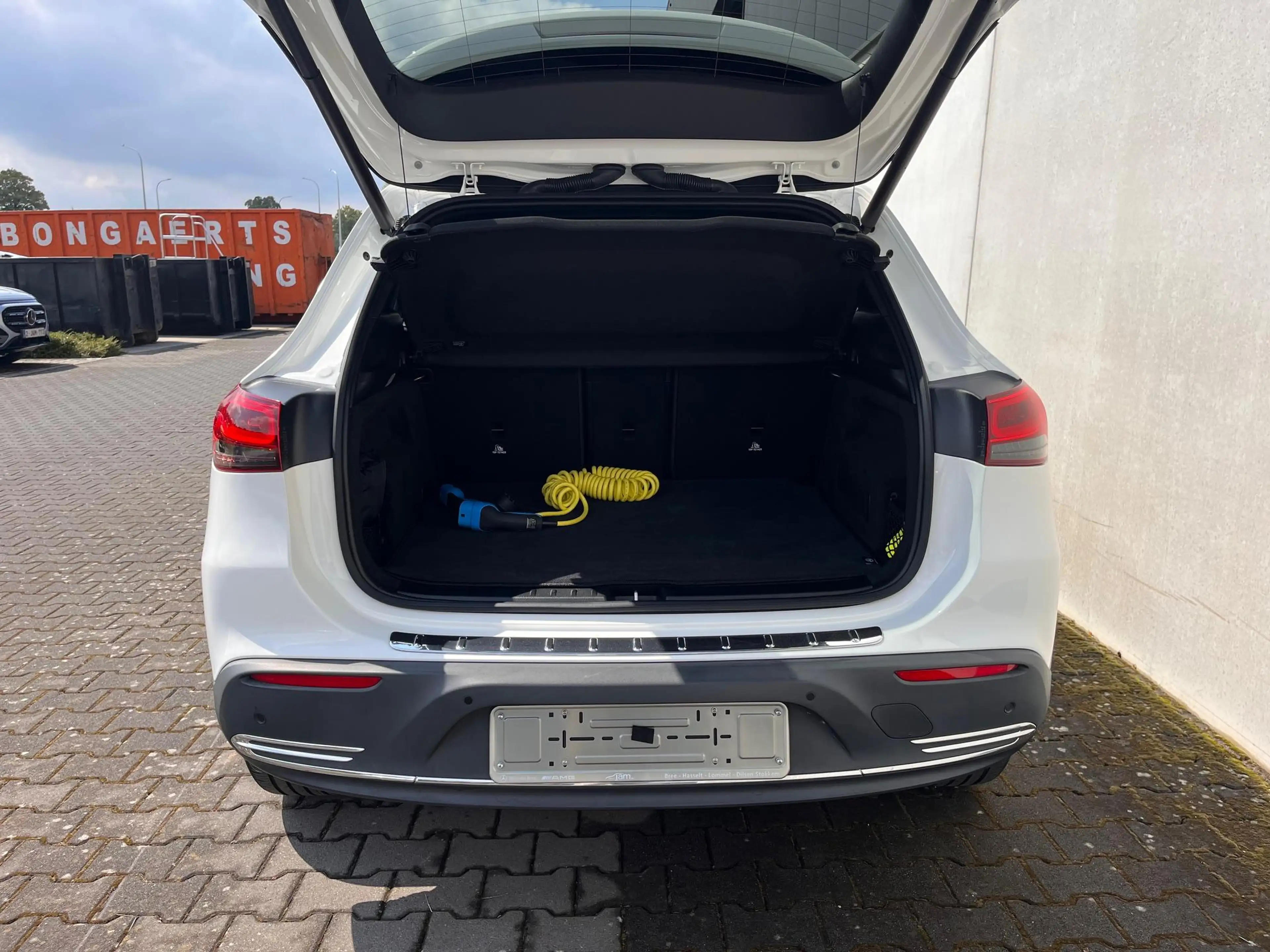Mercedes-Benz EQA 250 met panoramadak — photo 4