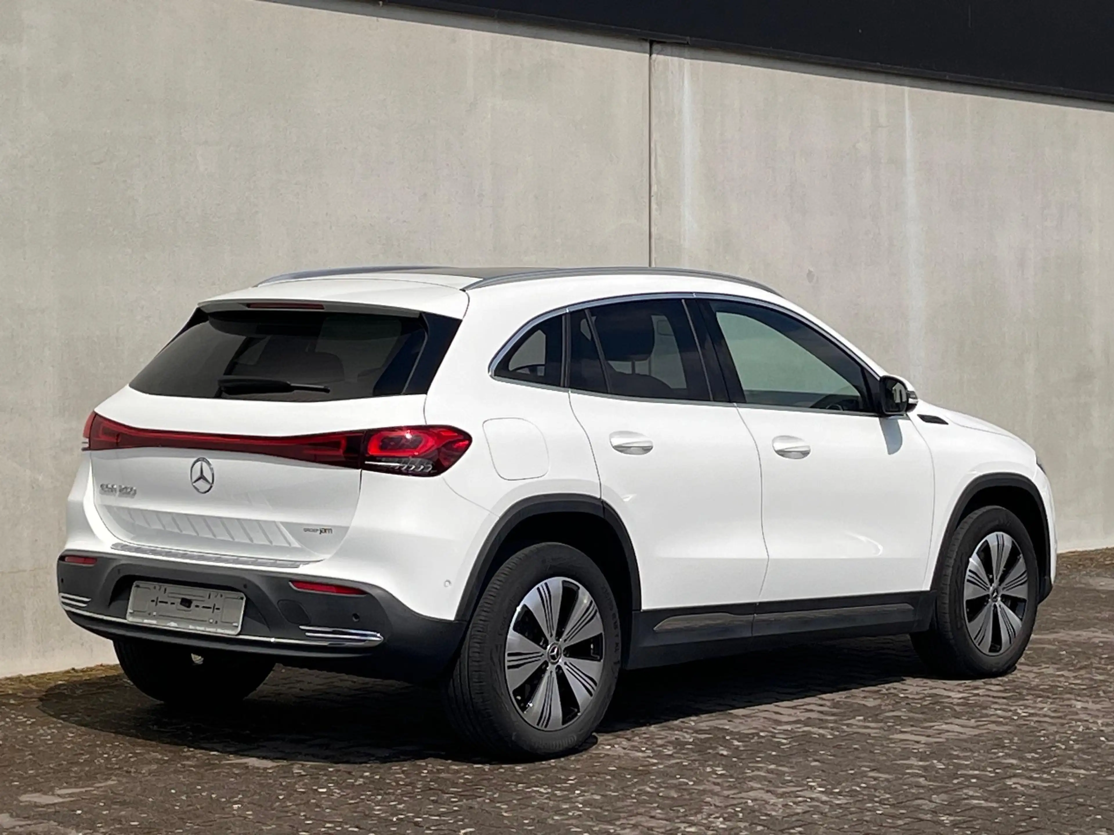 Mercedes-Benz EQA 250 met panoramadak — photo 5