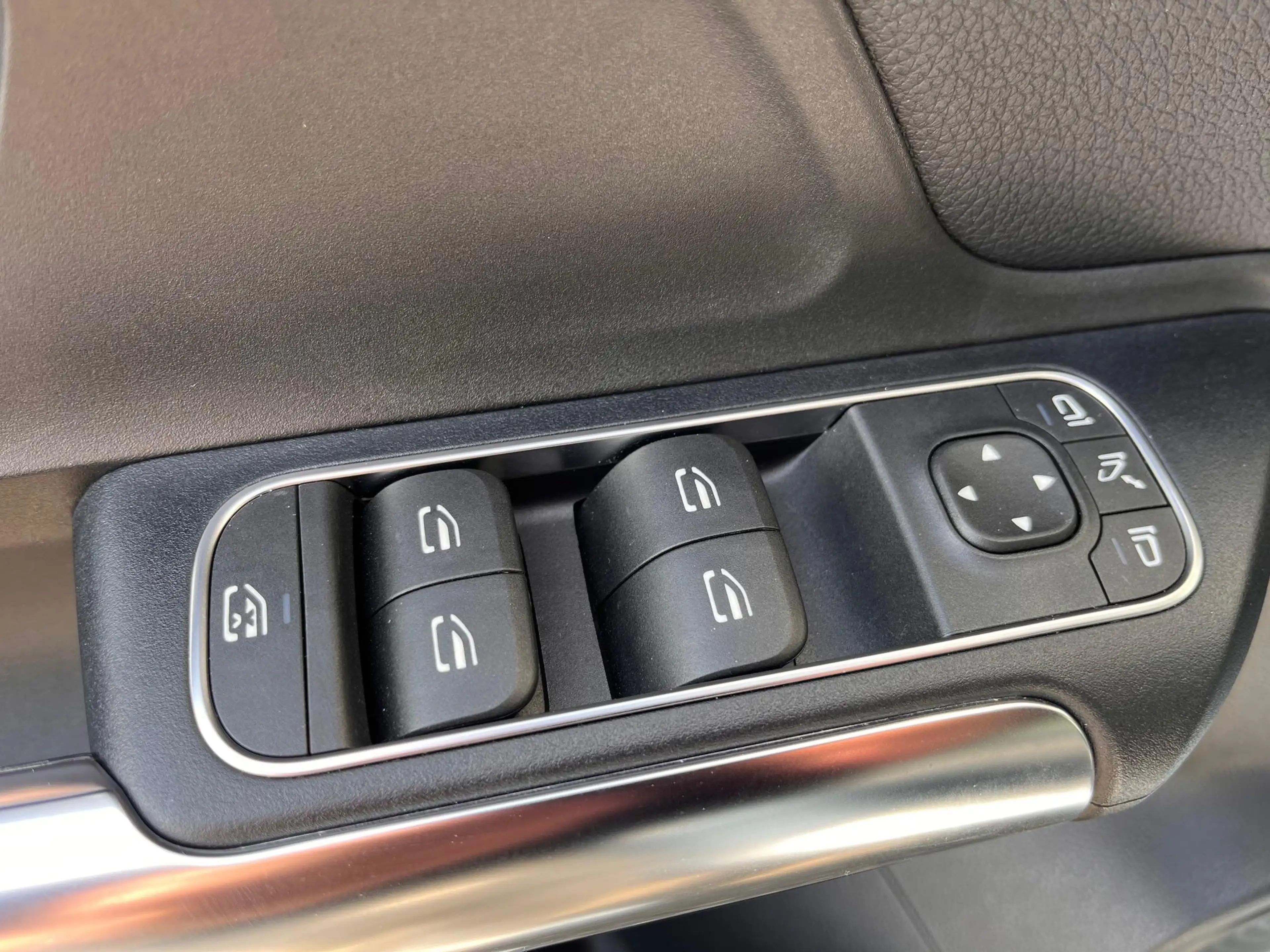 Mercedes-Benz EQA 250 met panoramadak — photo 12