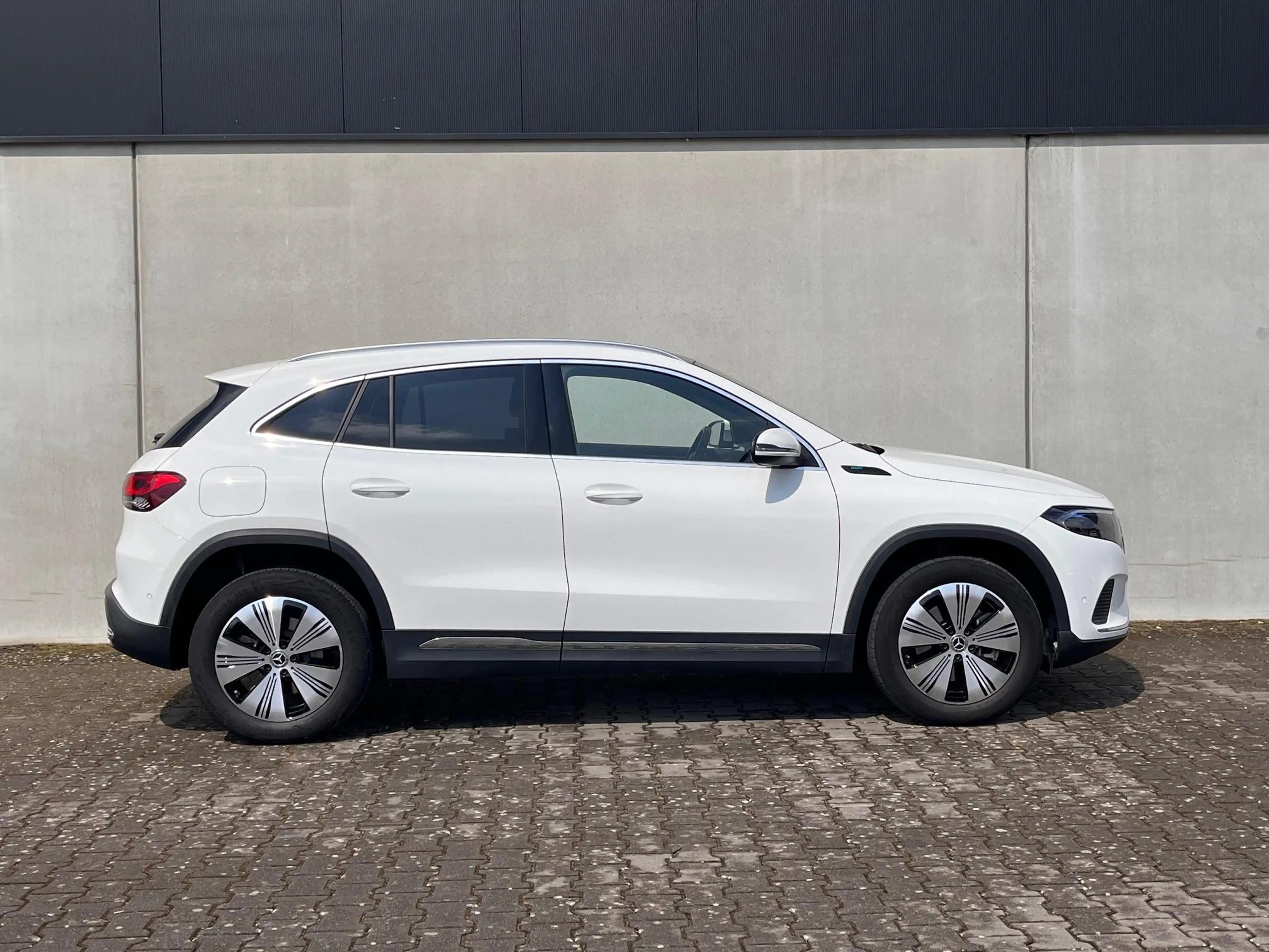 Mercedes-Benz EQA 250 met panoramadak — photo 6