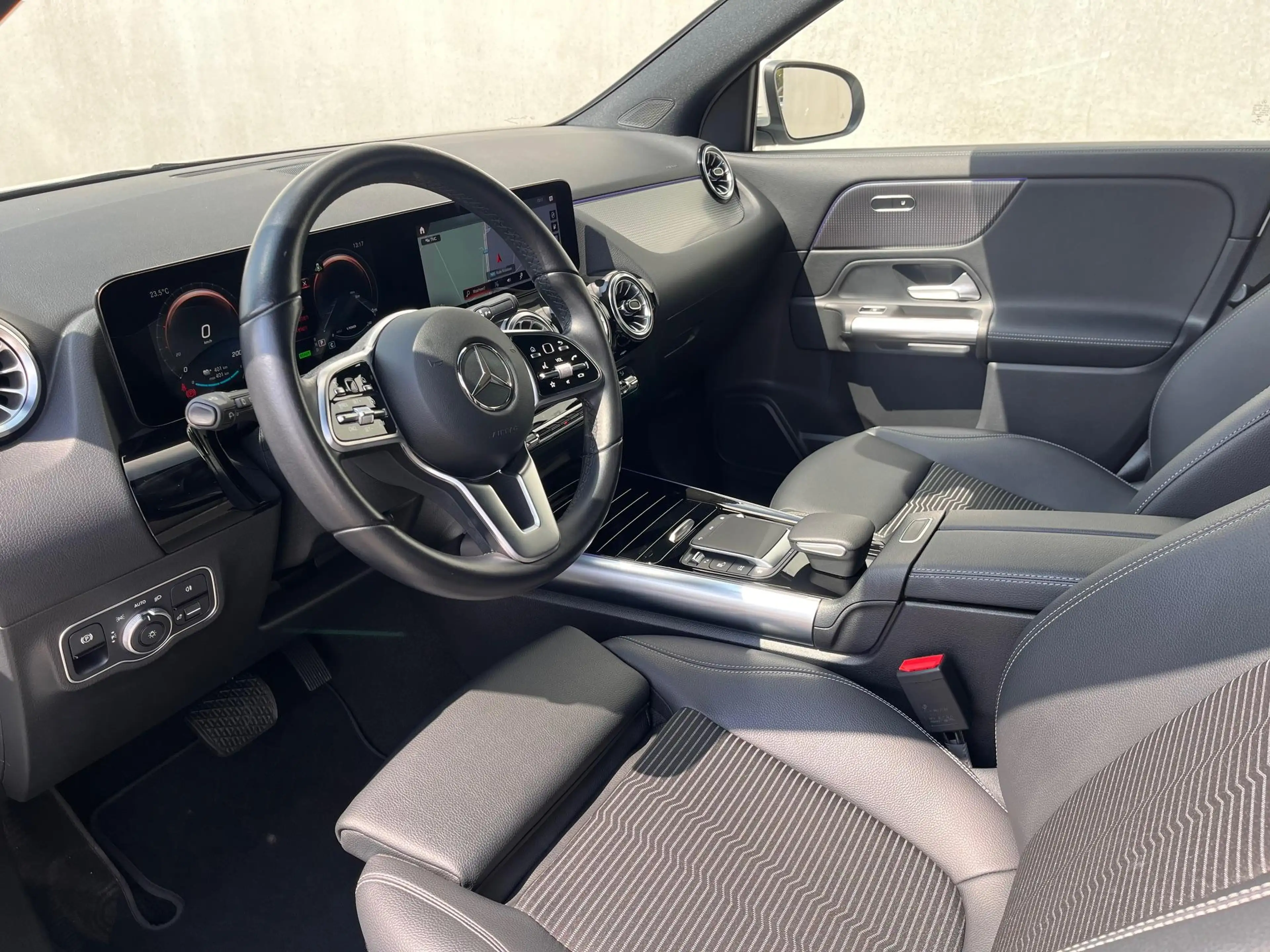 Mercedes-Benz EQA 250 met panoramadak — photo 9