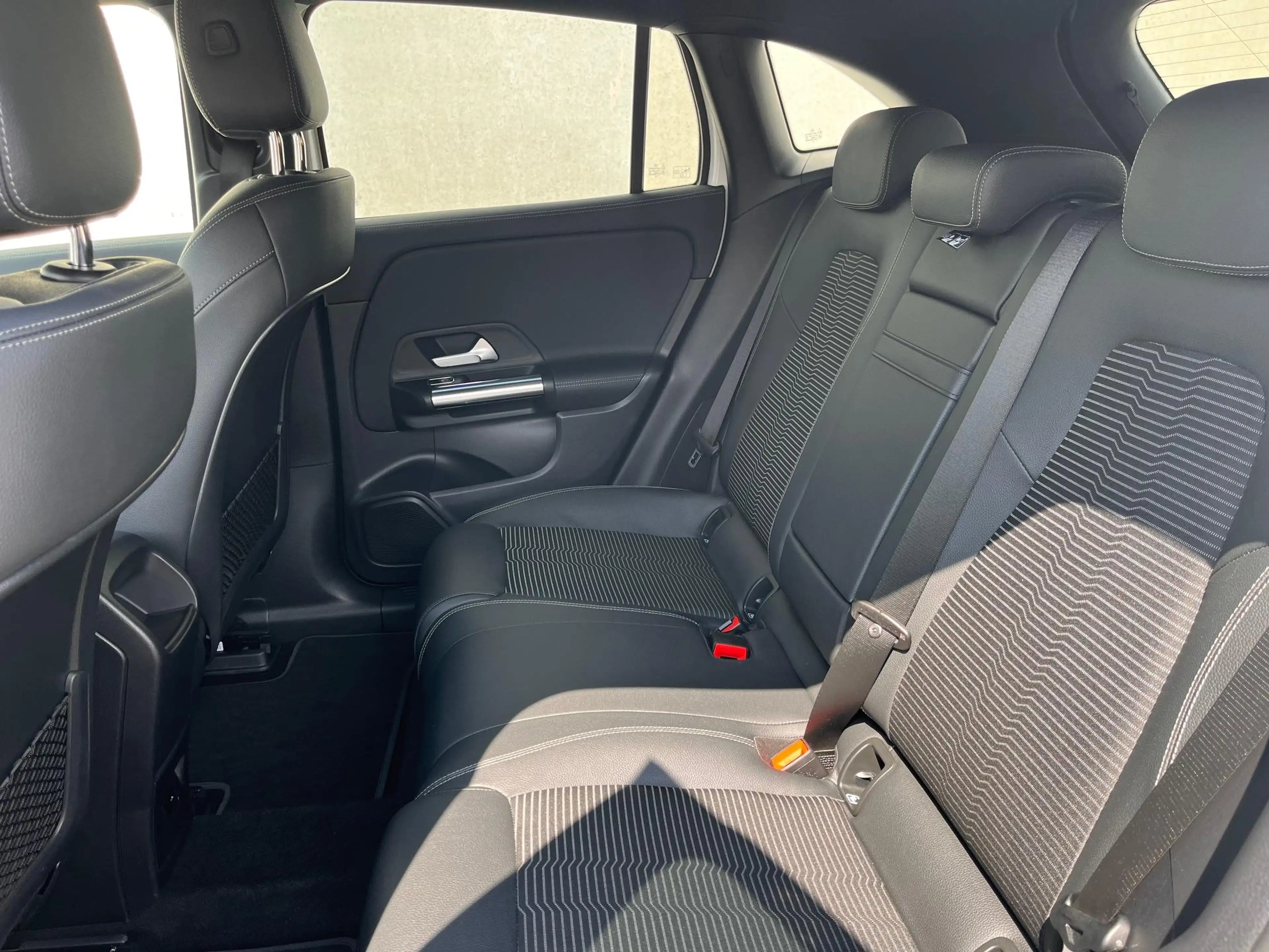 Mercedes-Benz EQA 250 met panoramadak — photo 10