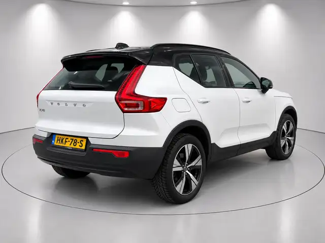 Volvo XC40 view 3