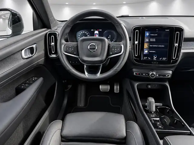 Volvo XC40 view 2