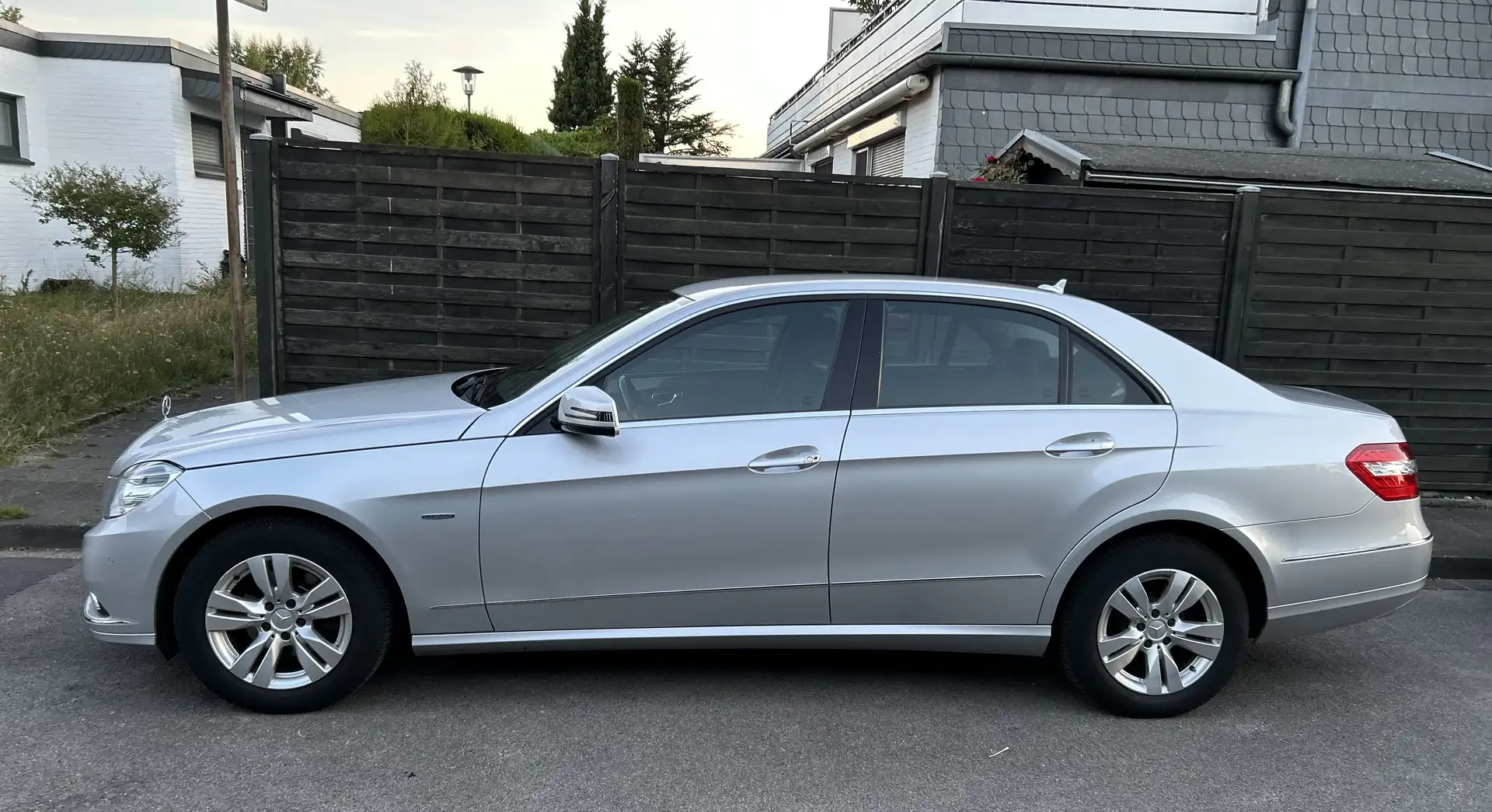 Mercedes-Benz E 220 E 220 CDI DPF BlueEFFICIENCY Automatik Elegance - 2