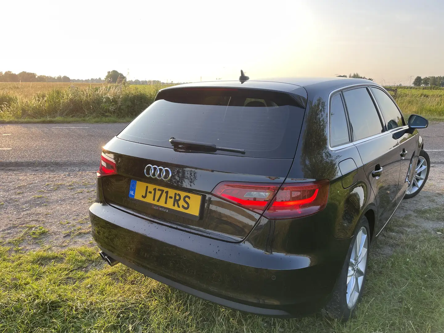 Audi A3 1.8 TFSI Ambit. PL S Zwart - 2