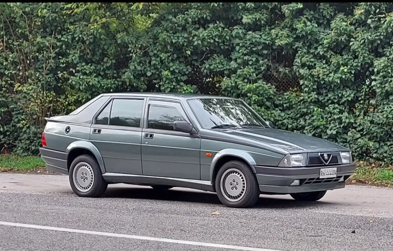 Alfa Romeo 75 2.0i ts, foto 1