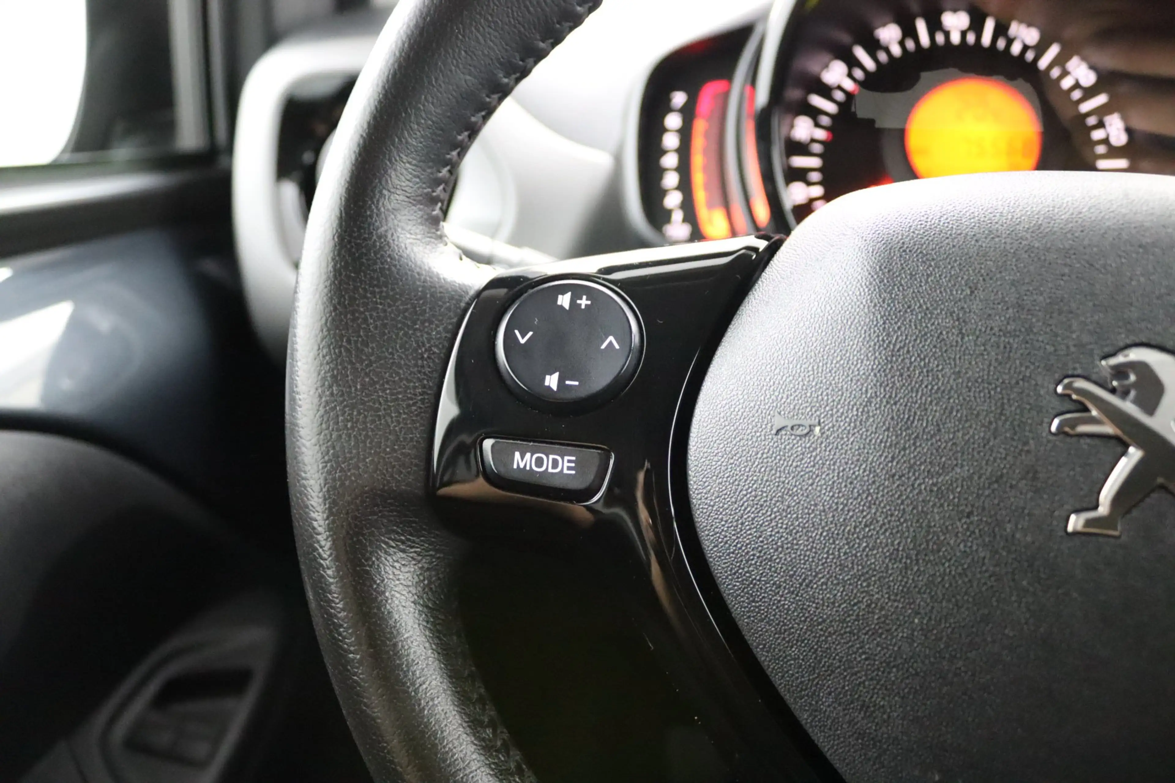 Peugeot 108 1.0 e-VTi Allure | Climate Control | CarPlay/Andro — photo 10