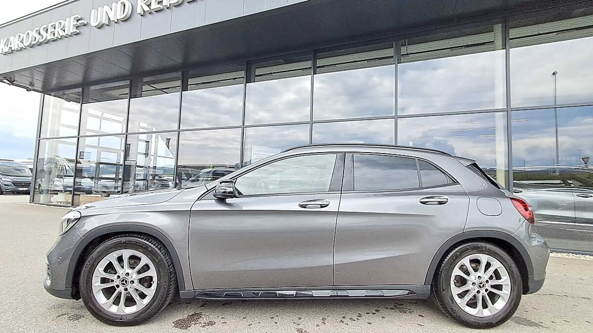 Mercedes-Benz GLA 200 d Austria Edition, AMG Line Grau - 2