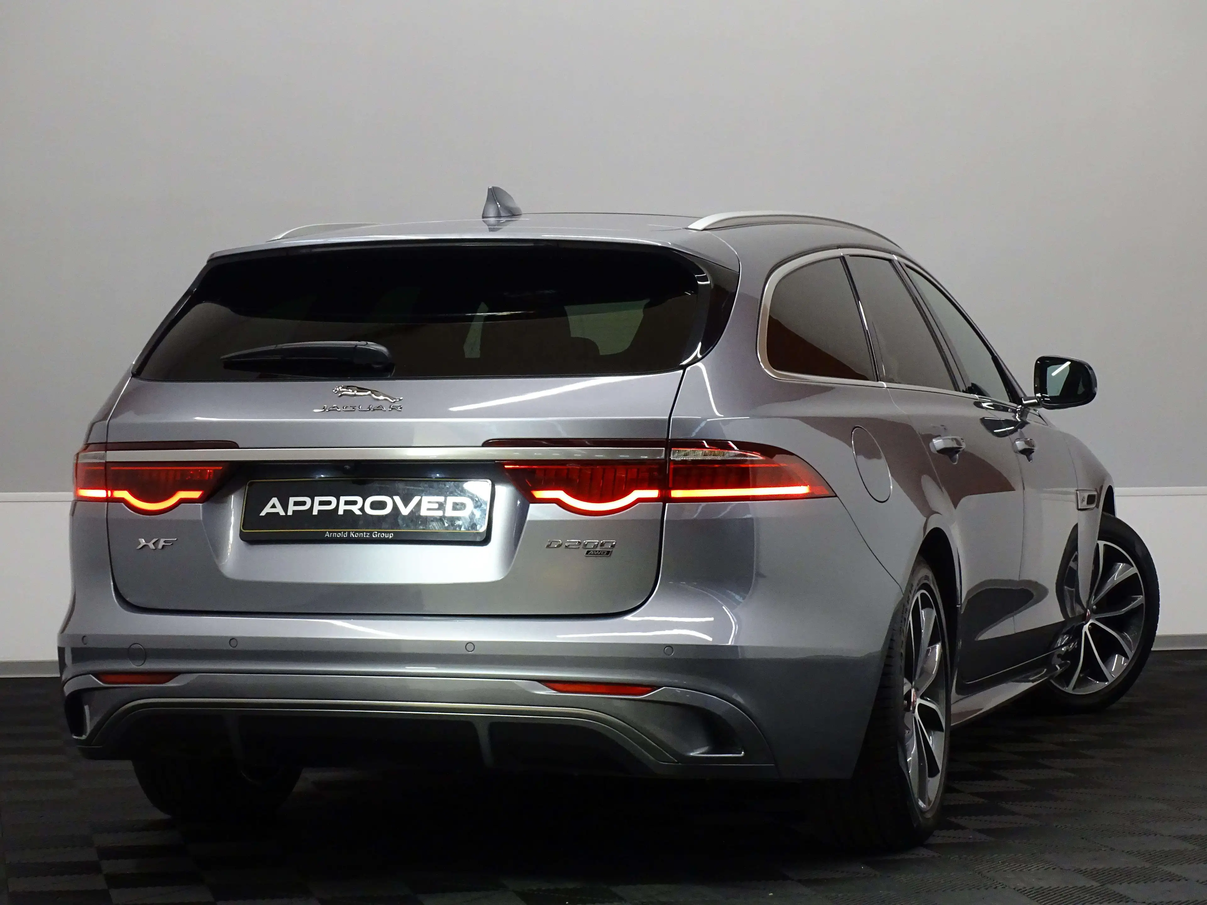 Jaguar XF D200 R-DYNAMIC SE AWD AUTO — photo 4