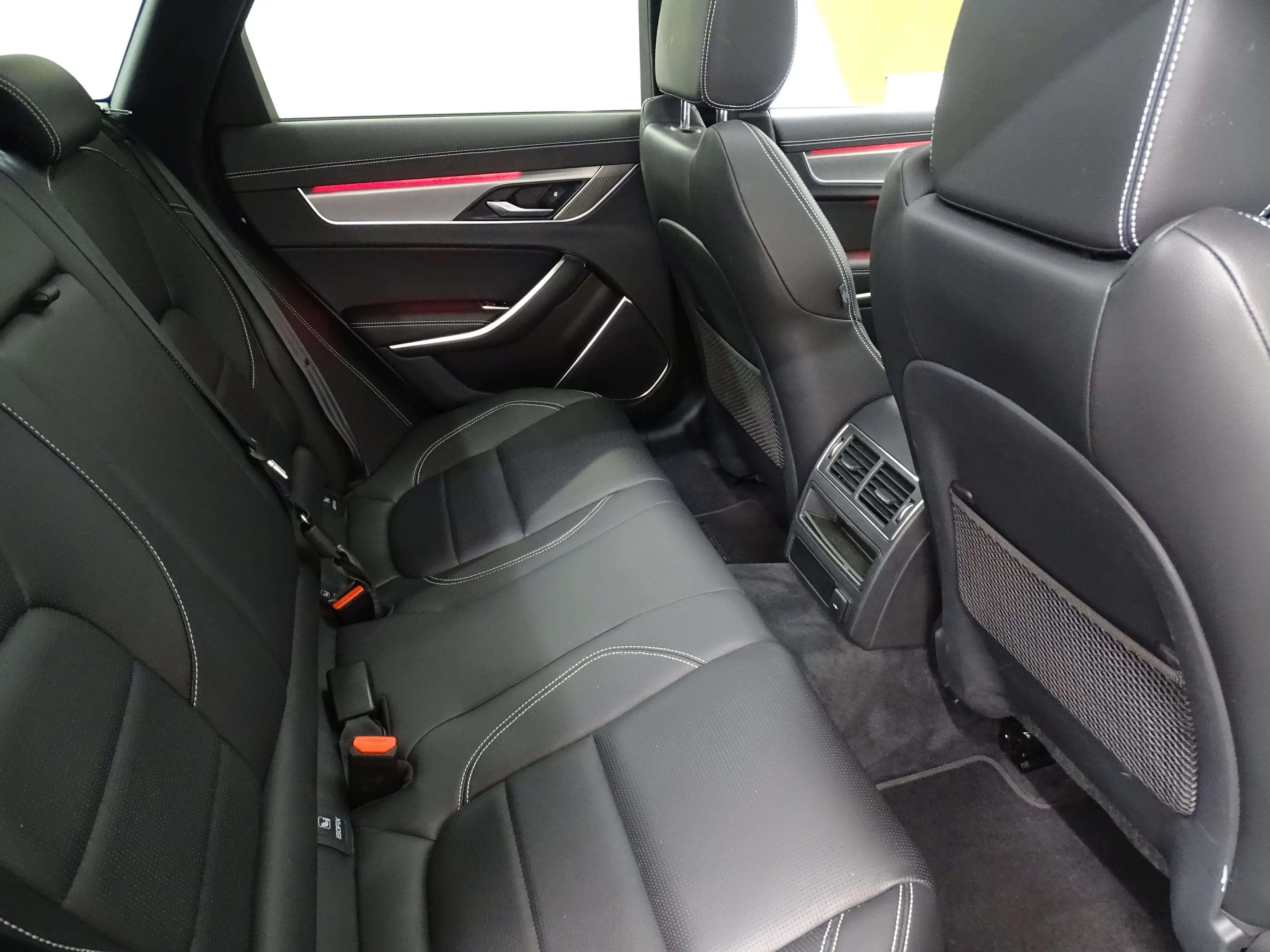 Jaguar XF D200 R-DYNAMIC SE AWD AUTO — photo 8