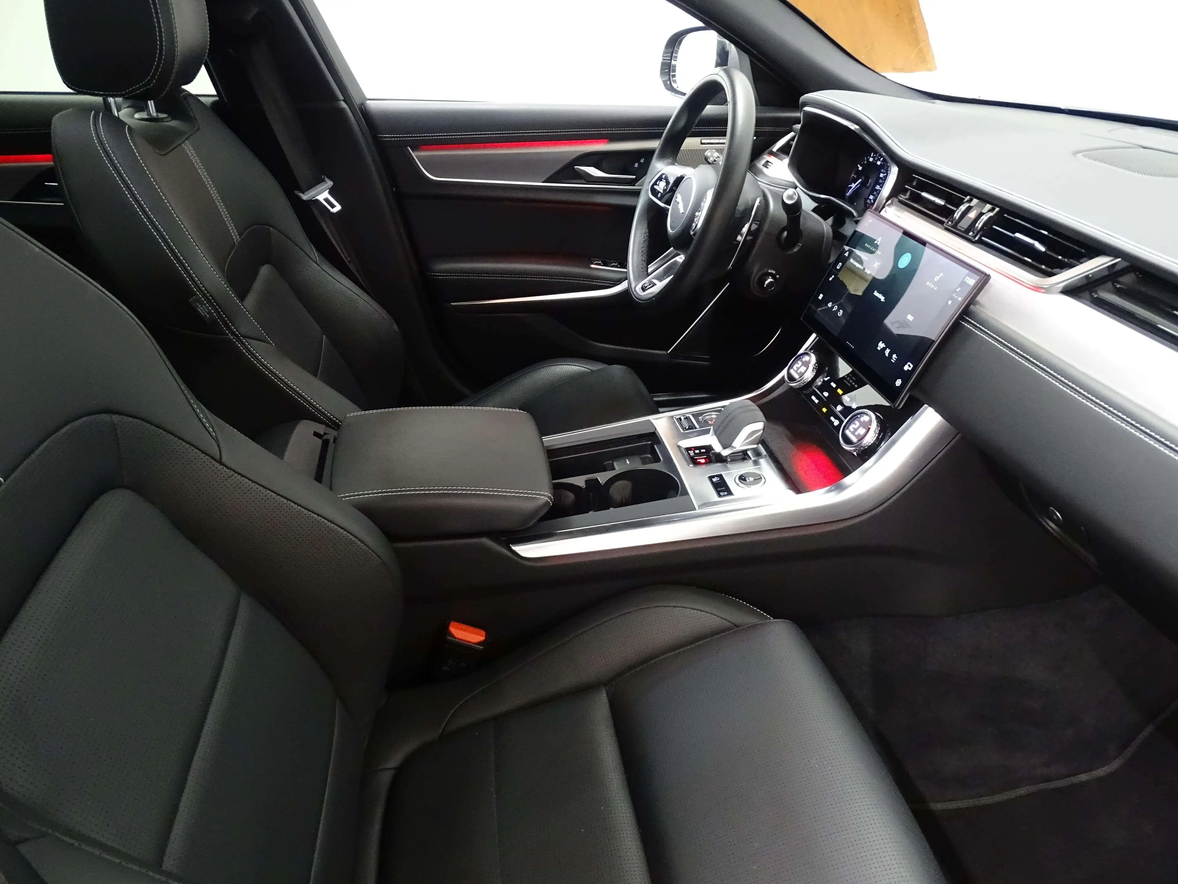 Jaguar XF D200 R-DYNAMIC SE AWD AUTO — photo 7