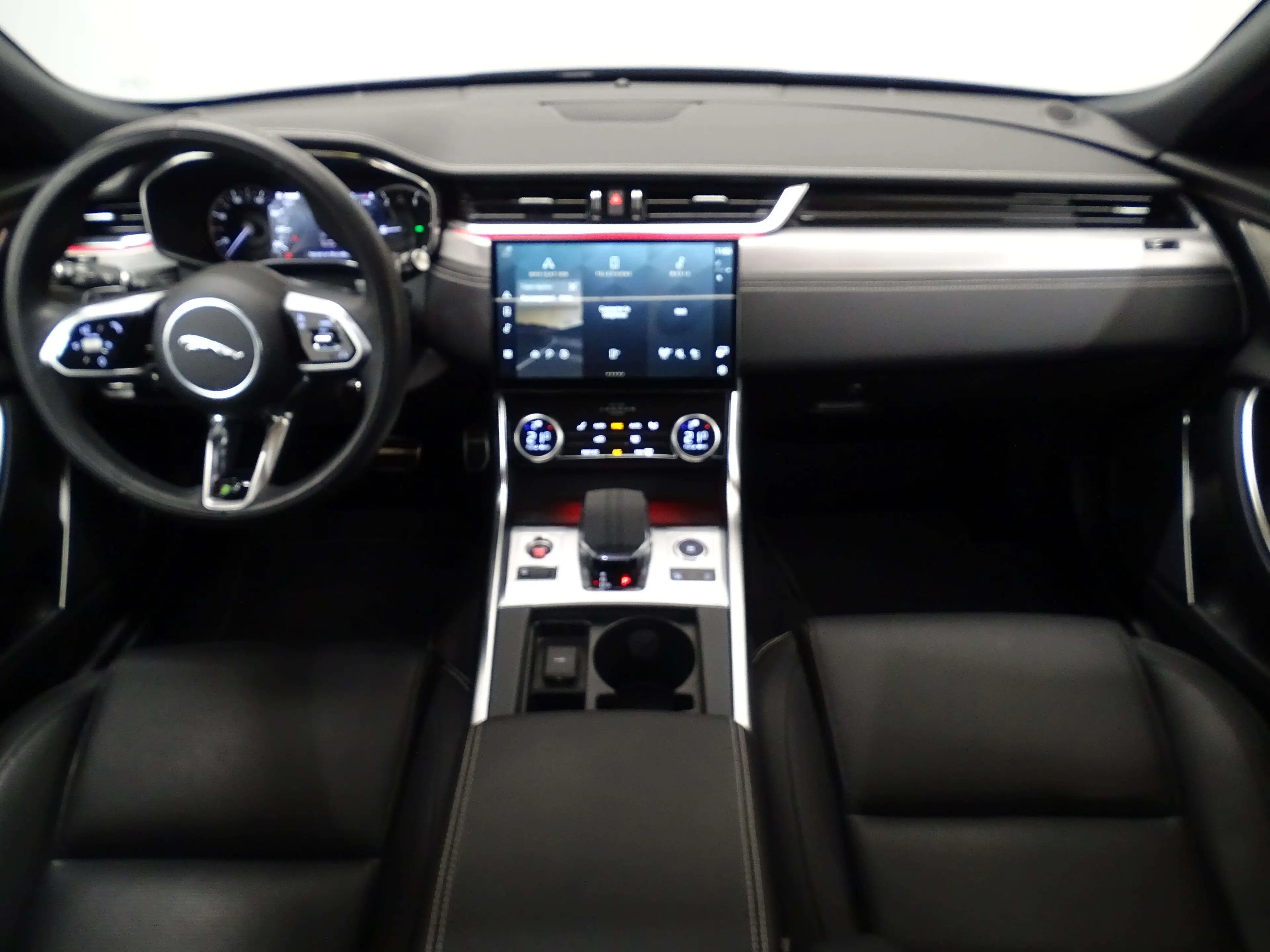 Jaguar XF D200 R-DYNAMIC SE AWD AUTO — photo 9