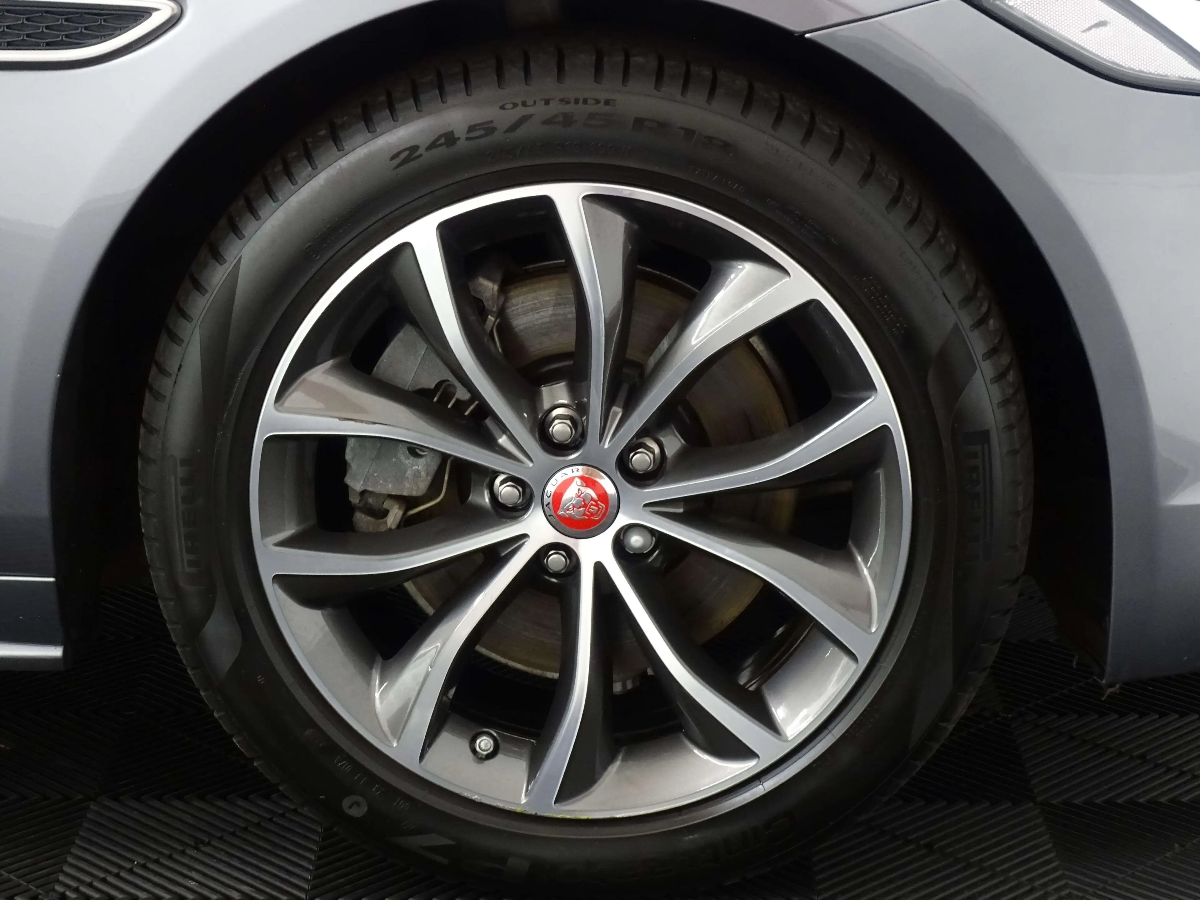 Jaguar XF D200 R-DYNAMIC SE AWD AUTO — photo 6