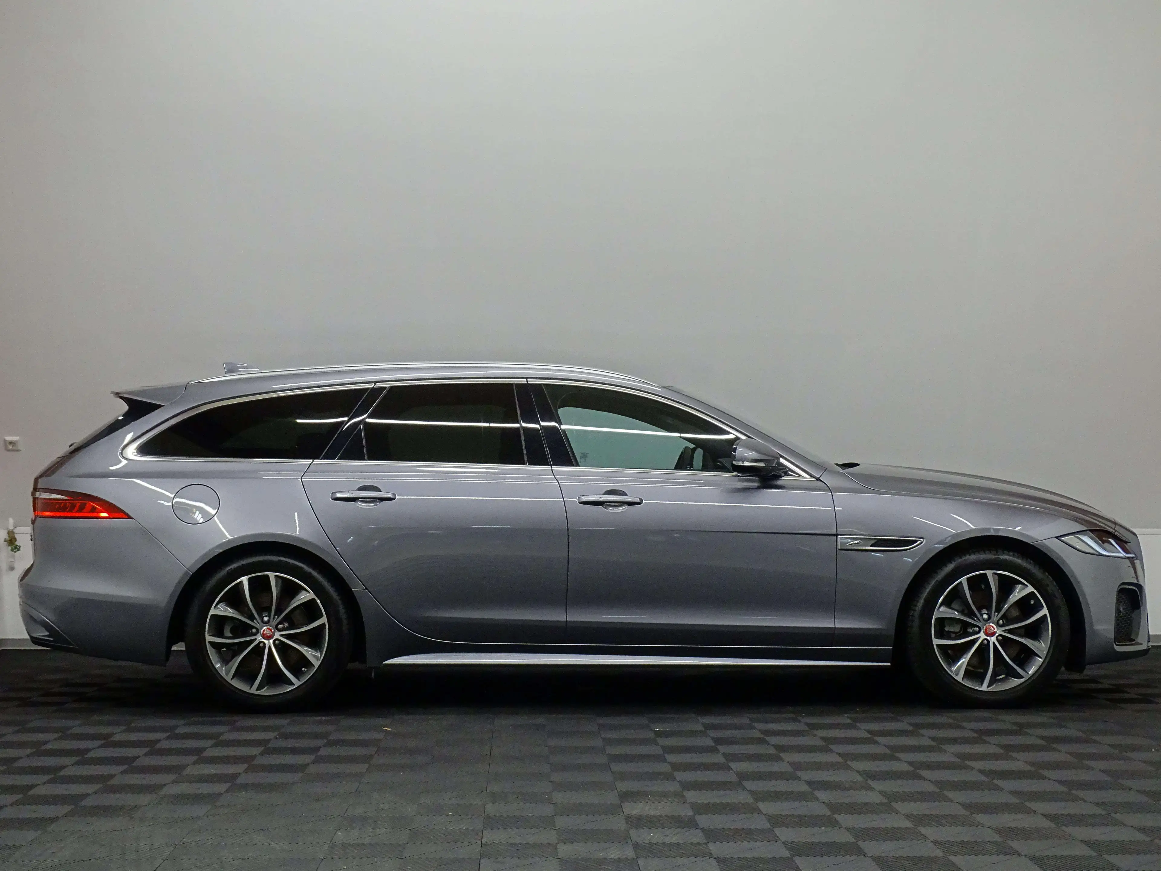 Jaguar XF D200 R-DYNAMIC SE AWD AUTO — photo 3