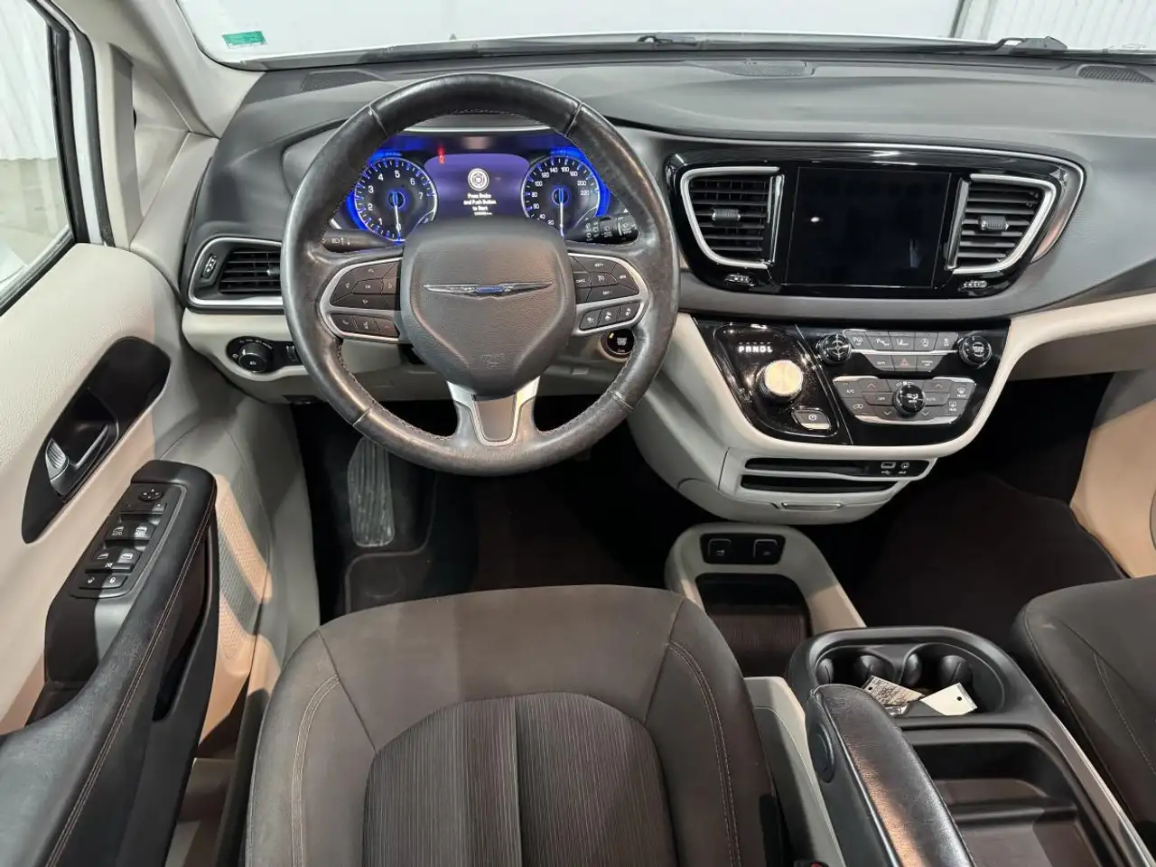 Chrysler Pacifica снимка Chrysler Pacifica